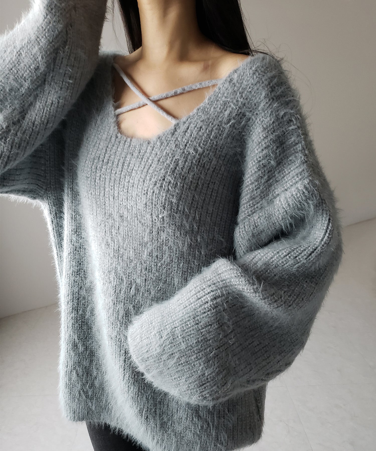 クロスストラップカットアウトルーズシャギーニット