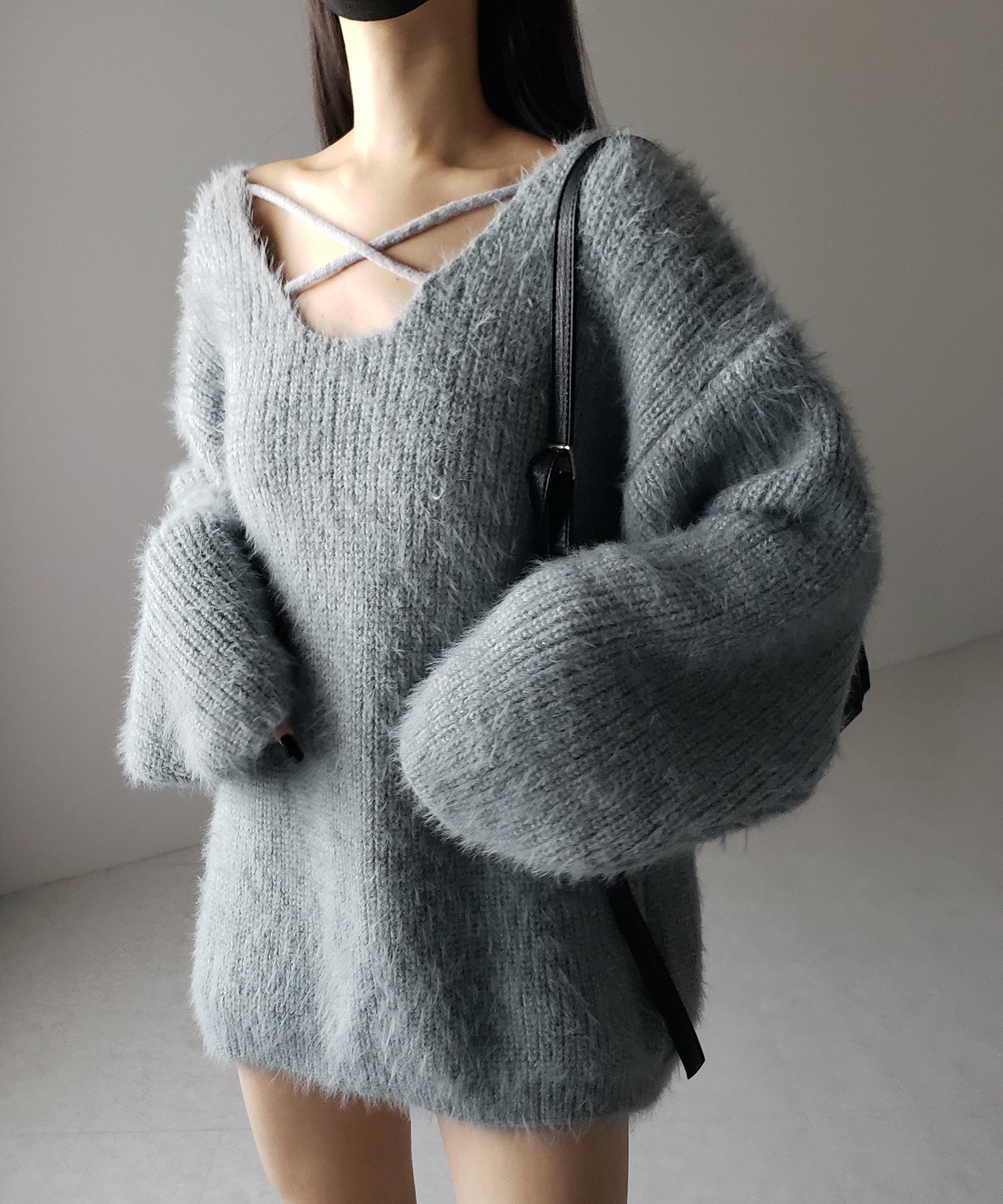 クロスストラップカットアウトルーズシャギーニット