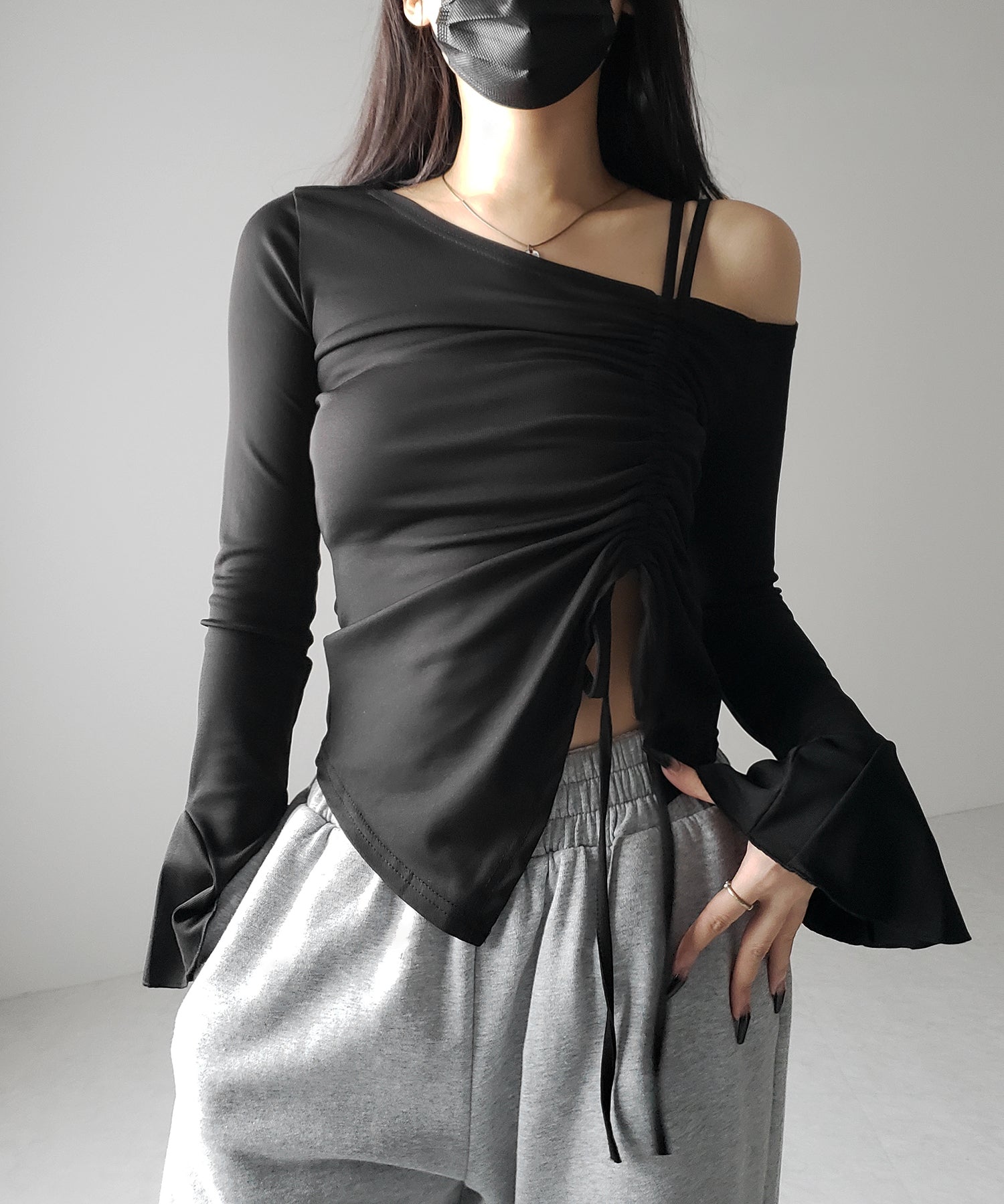 シャーリングリボンスリットワンショルダートップス / shirring ribbon slit one shoulder tops