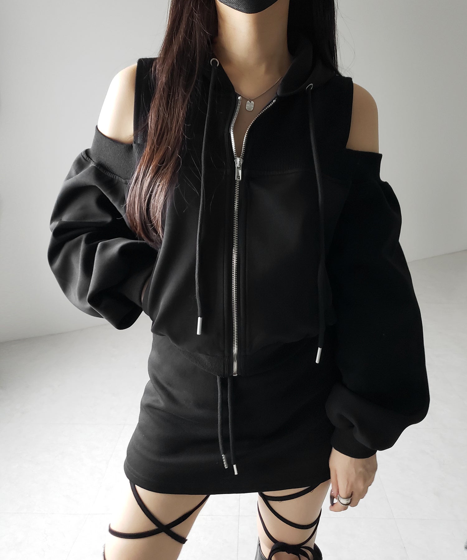 オープンショルダーカットアウトジップアップパーカー / open shoulder cut out zip up hoodie