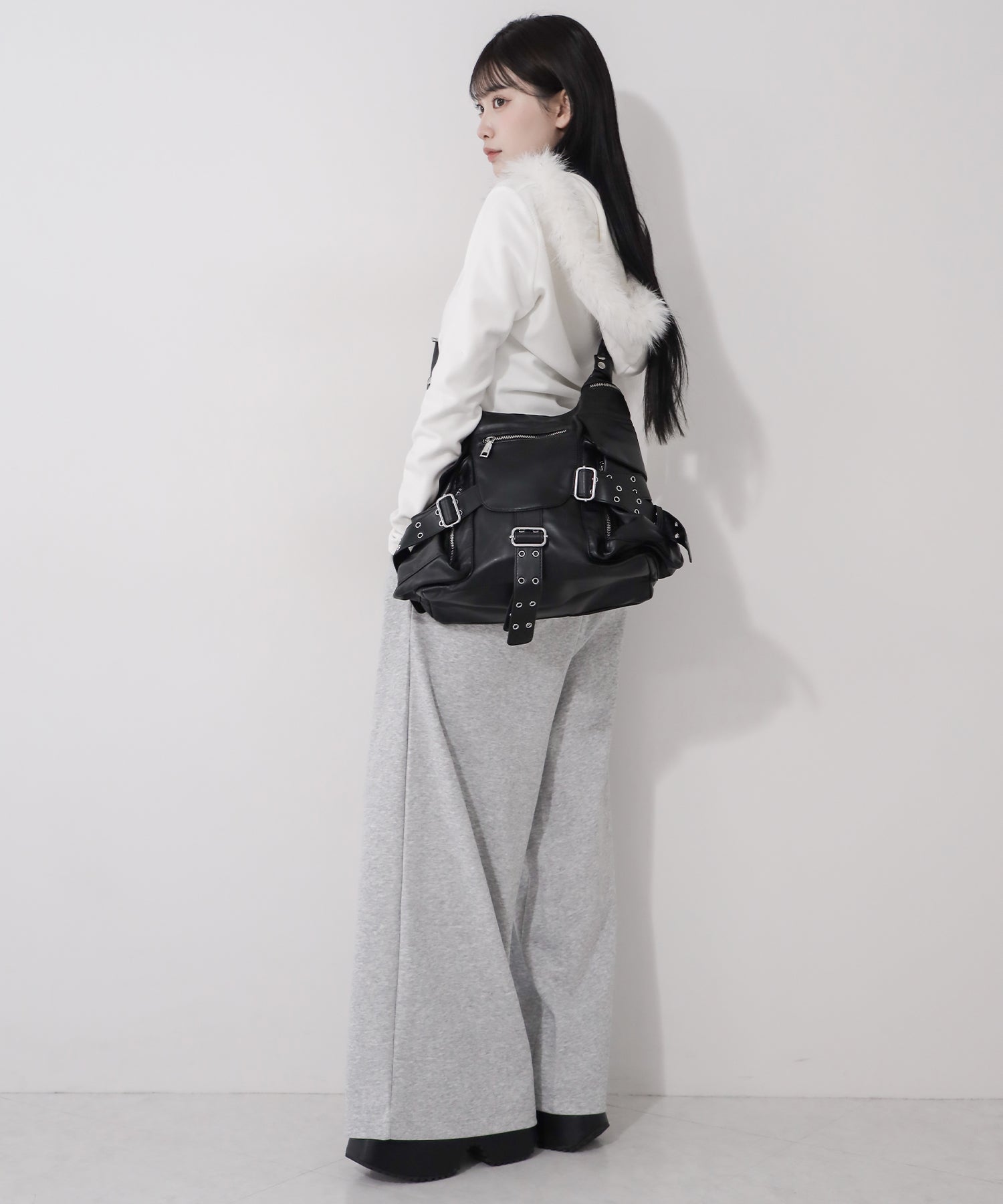 【 多ポケットで収納力抜群 】3連ベルテッド多ポケットフェイクレザーショルダーバッグ / Three belted multi pocket fake leather shoulder bag