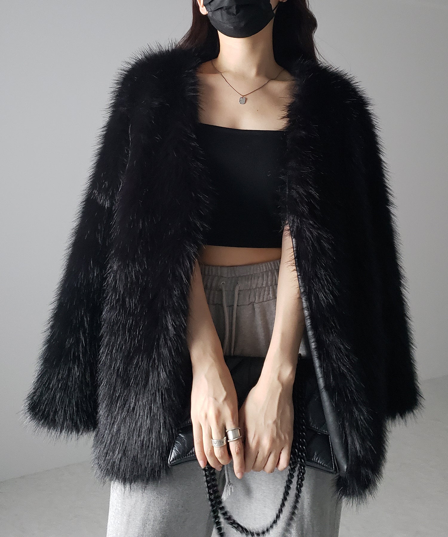 ノーカラーボリュームフェイクファーコート