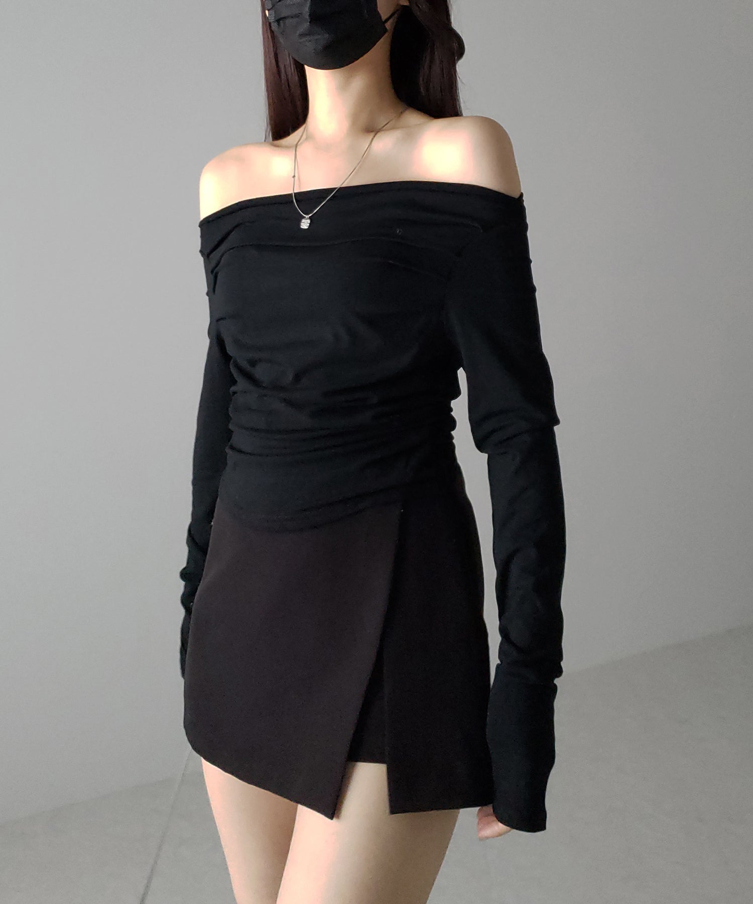 タックデザインドレープオフショルダートップス