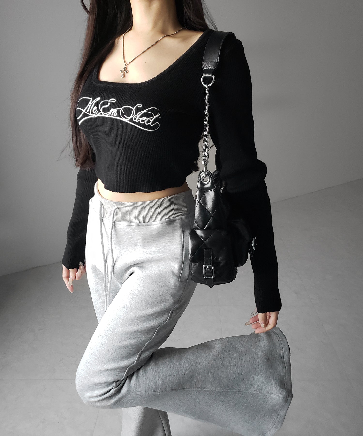 レタリングロゴ刺繍スクエアネックショートリブニットトップス / lettering logo embroidery square neck short rib knit tops