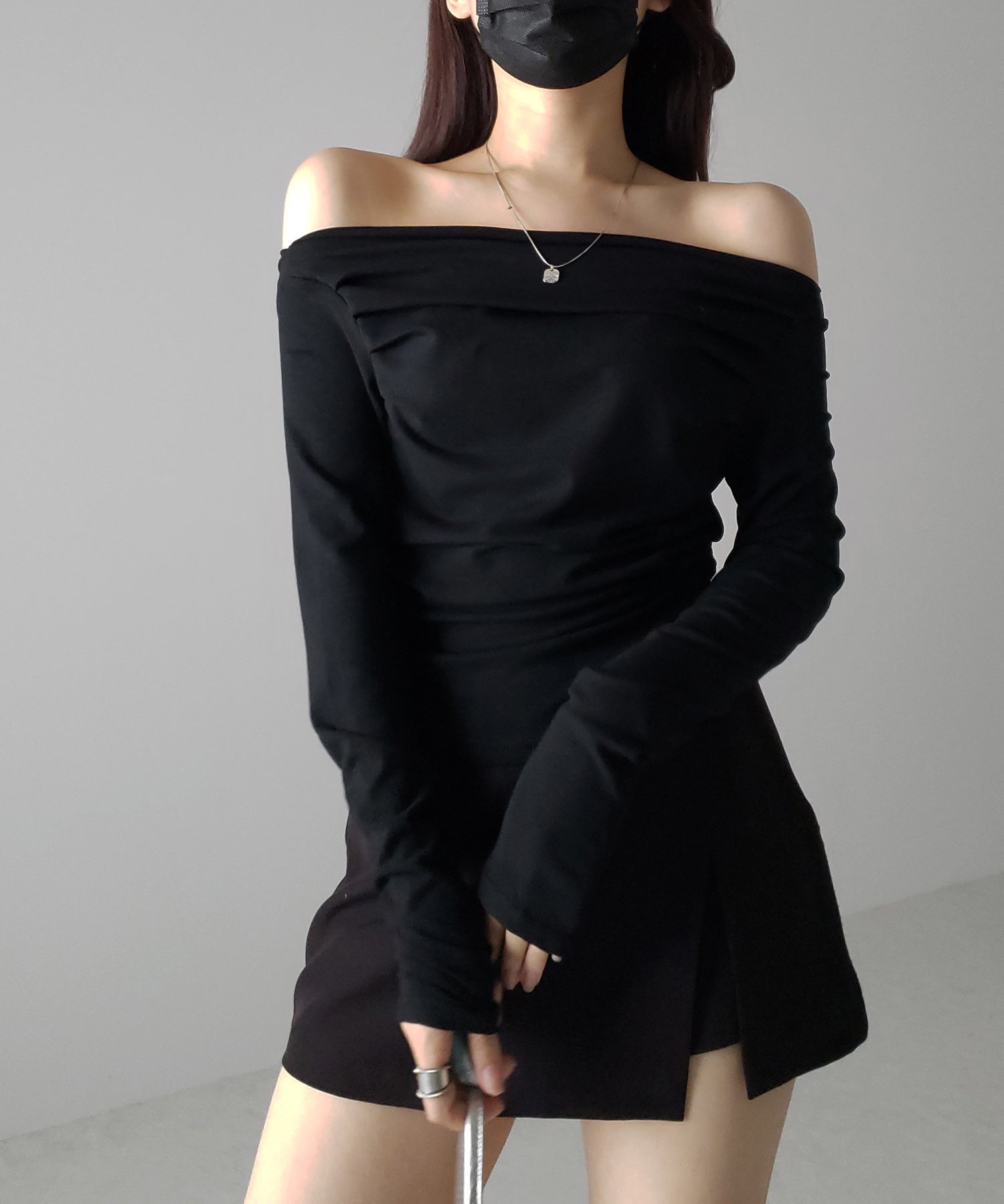 タックデザインドレープオフショルダートップス