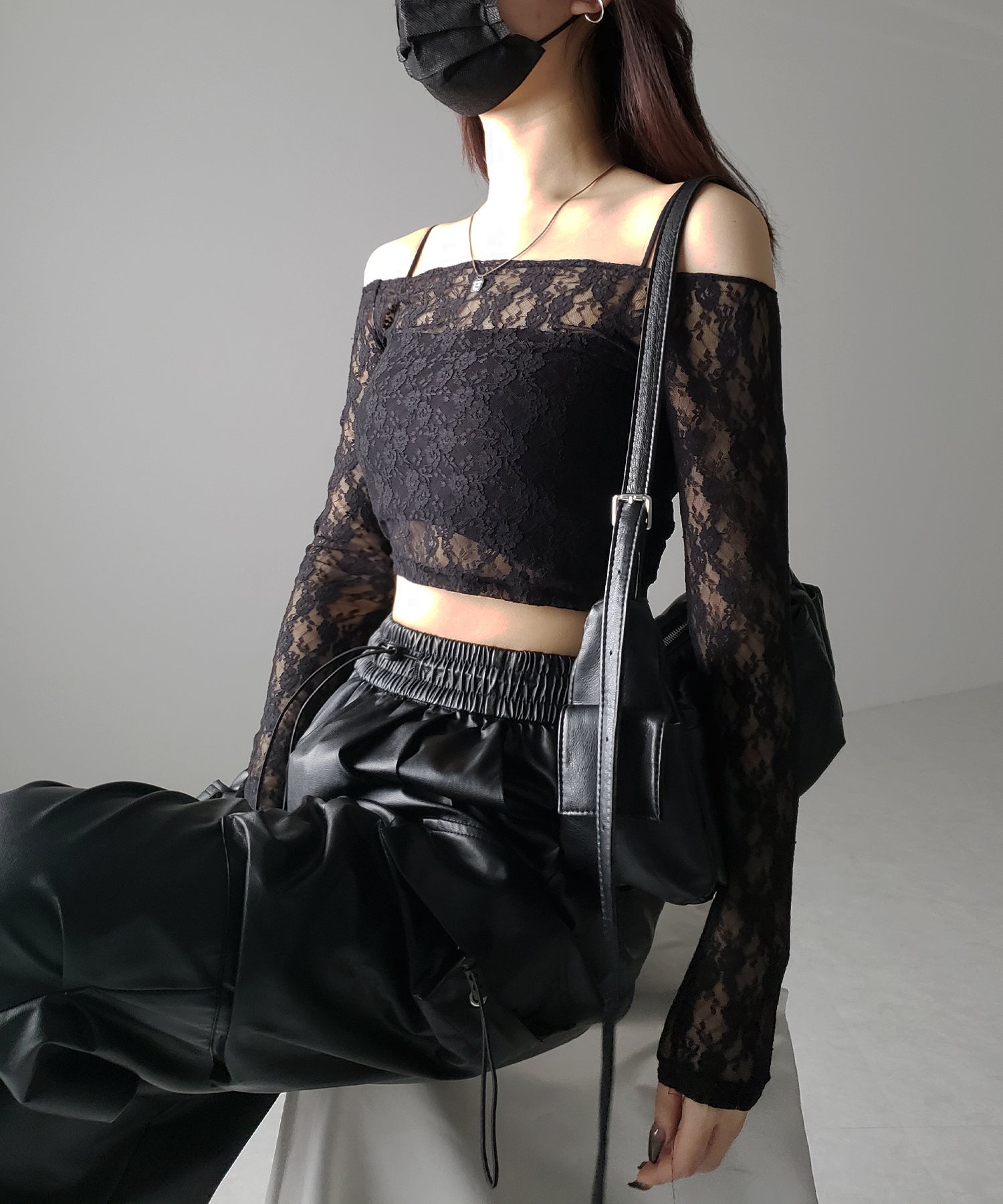 【 2color 】オフショルショートレーストップス / off-shoulder short lace tops