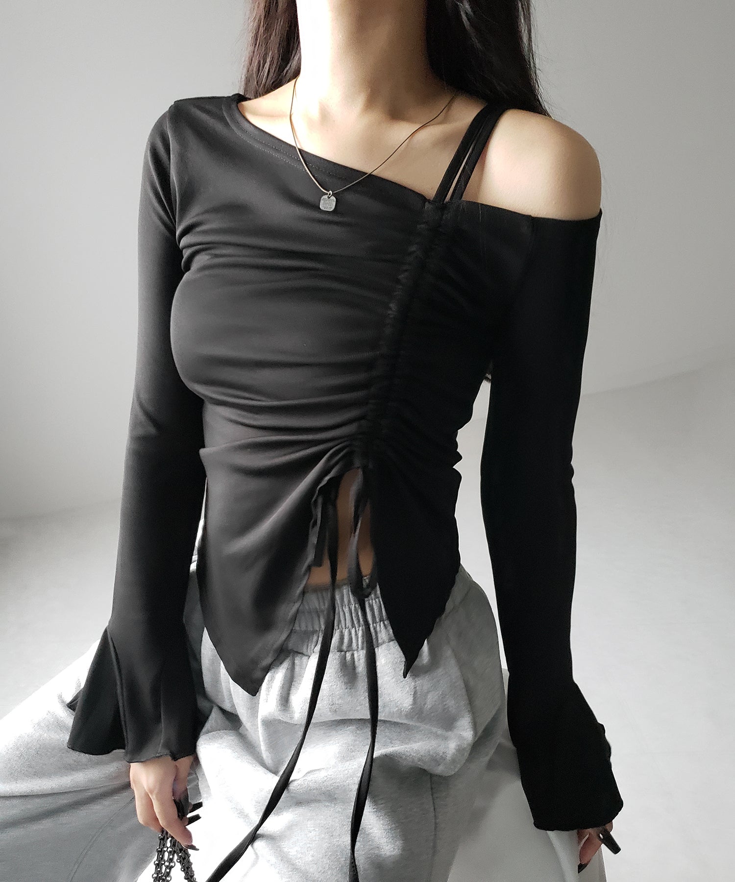 シャーリングリボンスリットワンショルダートップス / shirring ribbon slit one shoulder tops