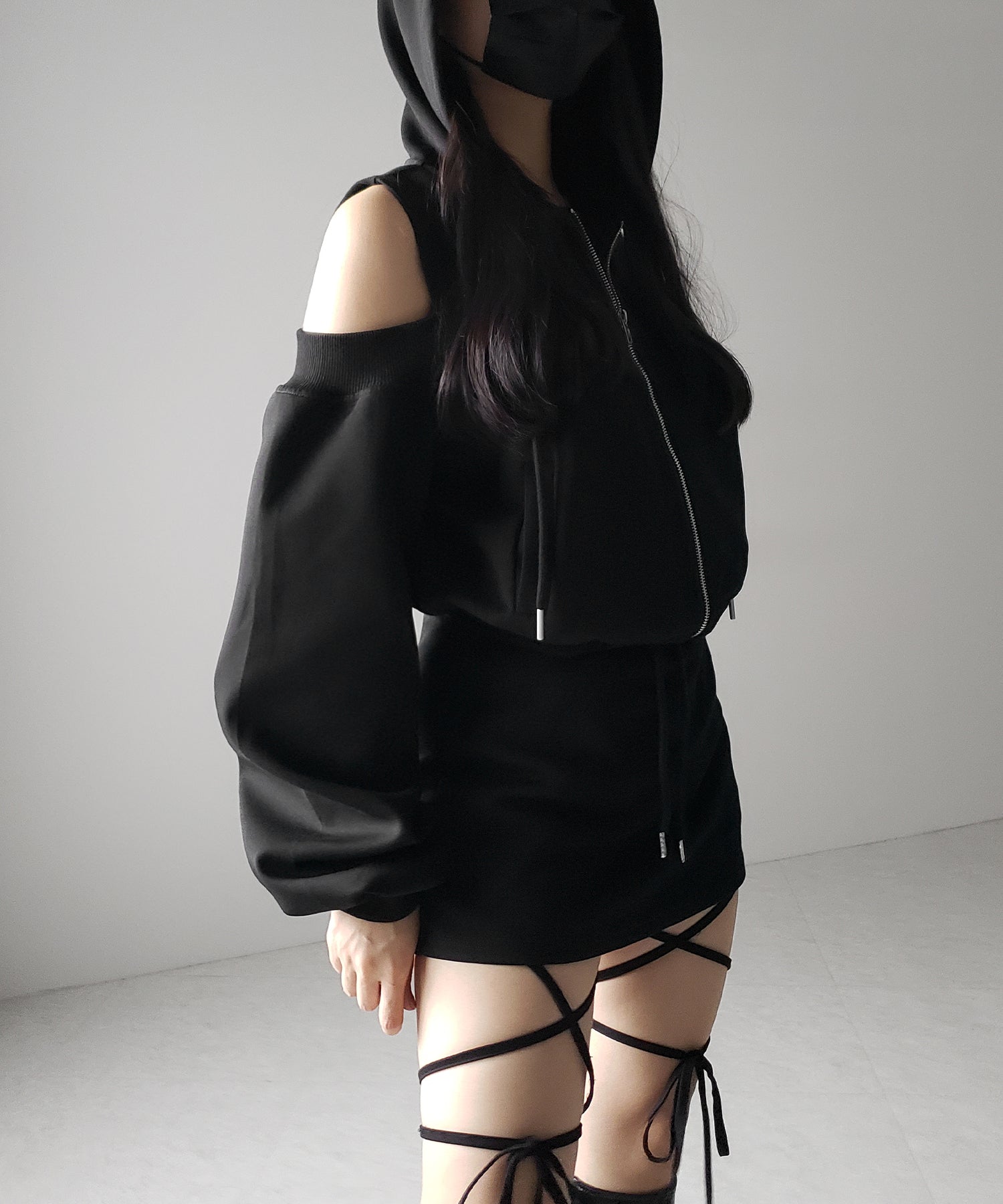 オープンショルダーカットアウトジップアップパーカー / open shoulder cut out zip up hoodie
