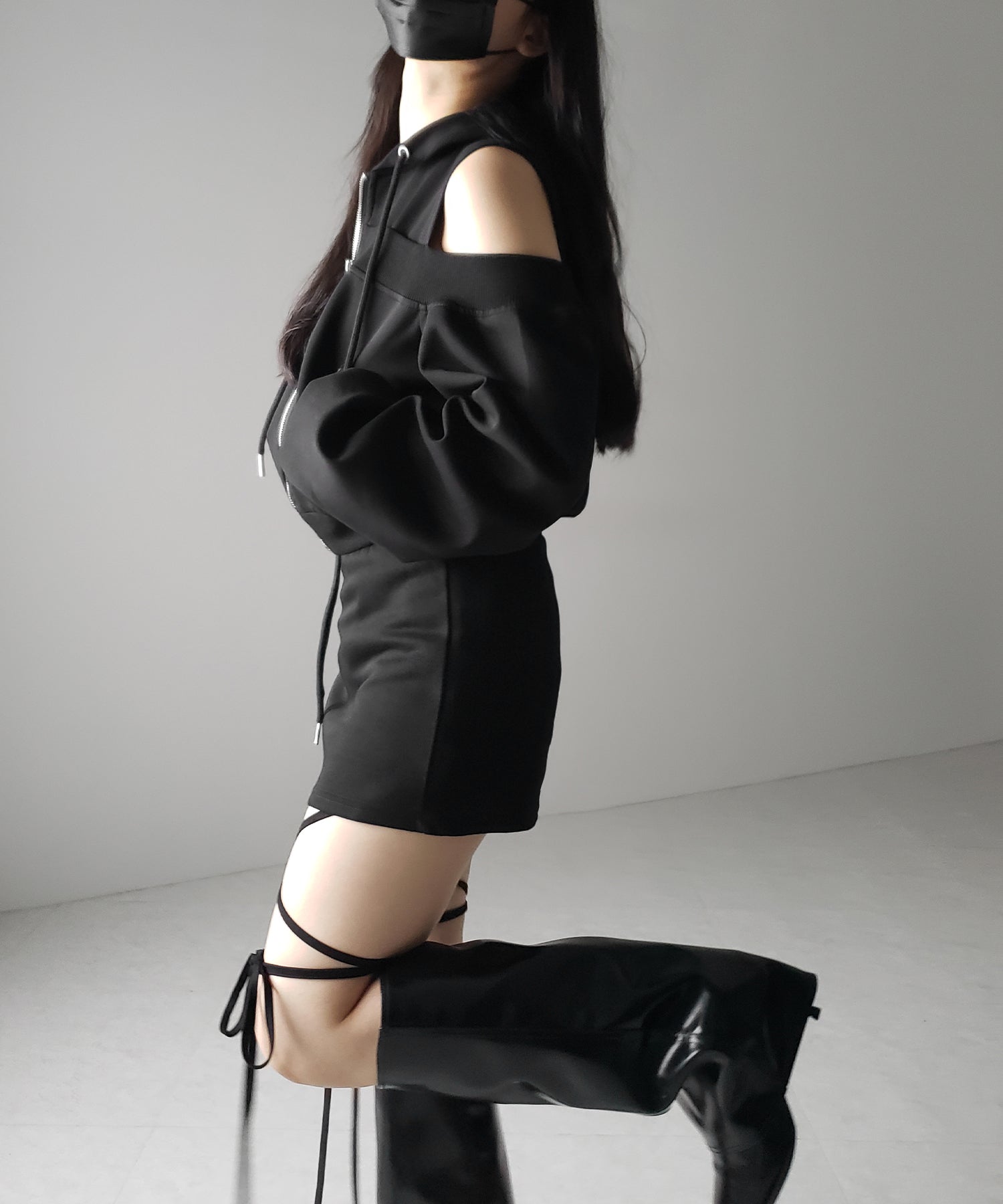 オープンショルダーカットアウトジップアップパーカー / open shoulder cut out zip up hoodie