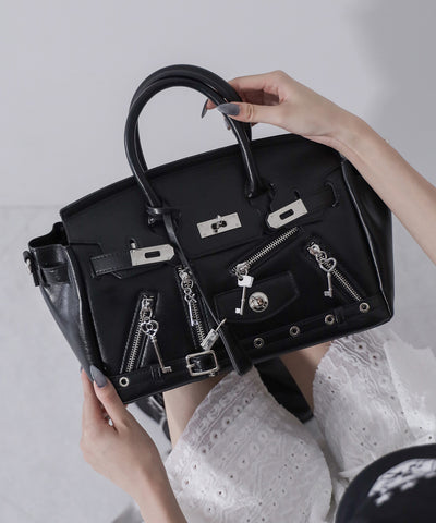 【 ショルダーストラップ付き2WAY 】ベルテッドキーチャームフラップスクエアハンドバッグ / ( 2WAY ) belted key charm flap square handbag