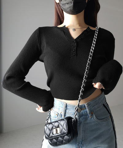 キーネックボタンデザインクロップドリブニット