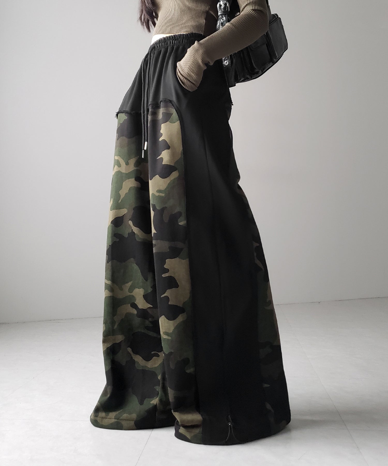 【 裾絞り可能2WAY 】カモフラドッキングミリタリーワイドスウェットパンツ / camouflage docking military wide sweat pants