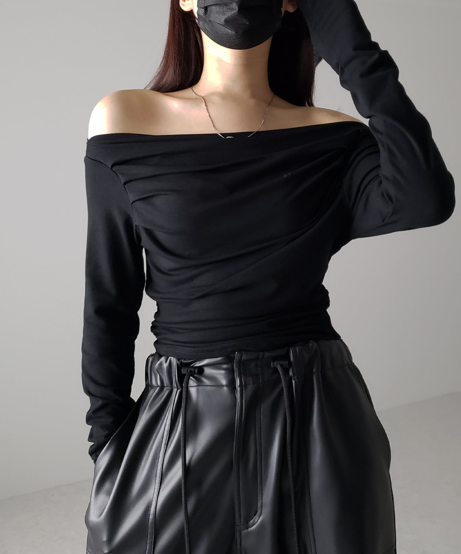 タックデザインドレープオフショルダートップス