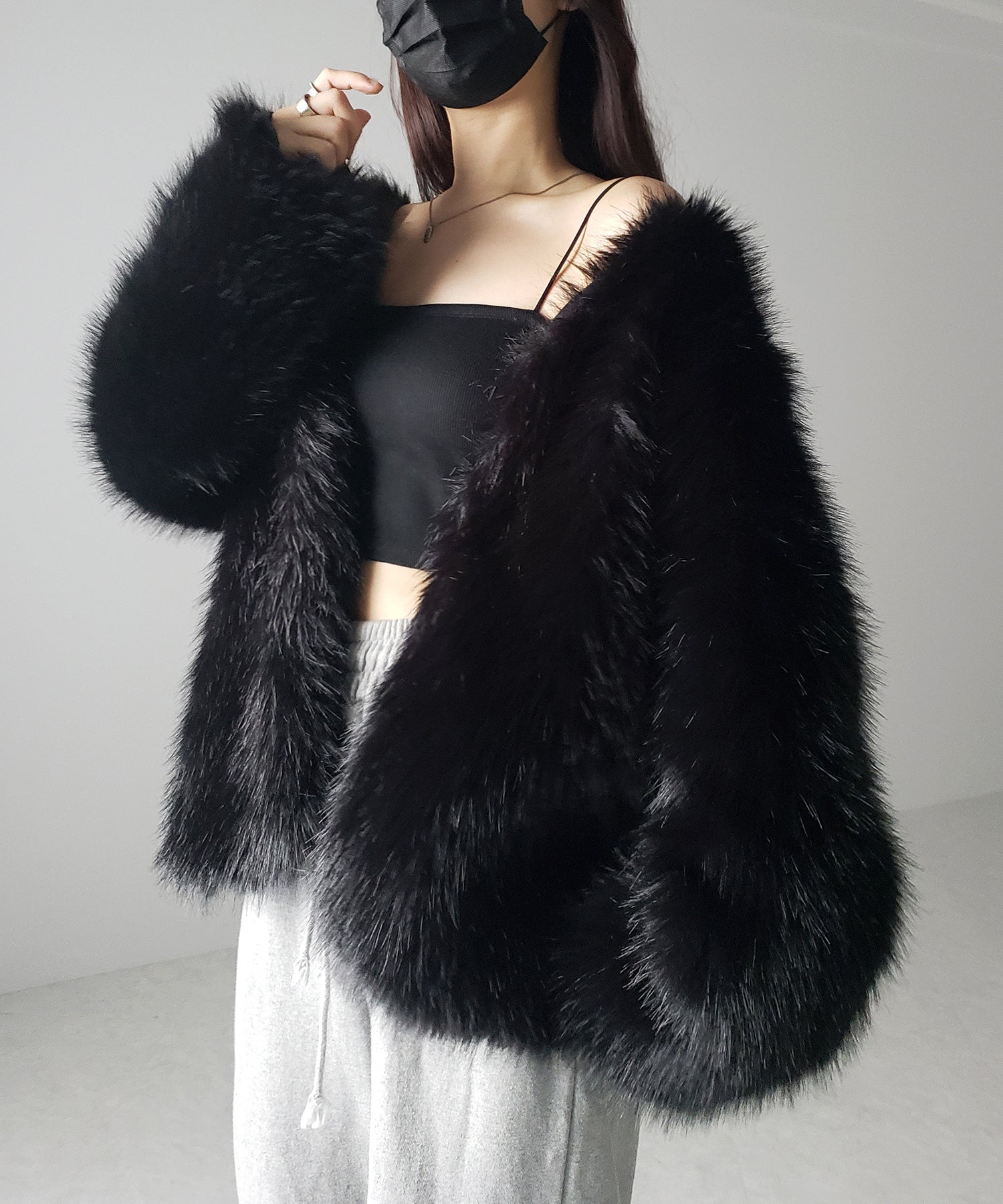 ノーカラーボリュームフェイクファーコート