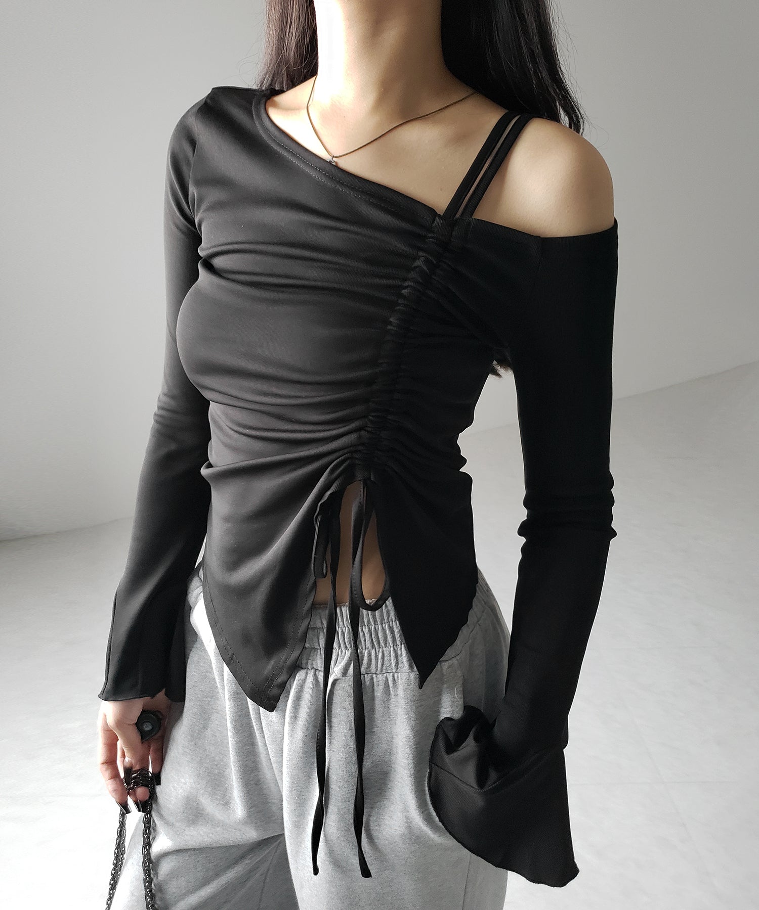 【 2color 】シャーリングリボンスリットワンショルダートップス / shirring ribbon slit one shoulder tops