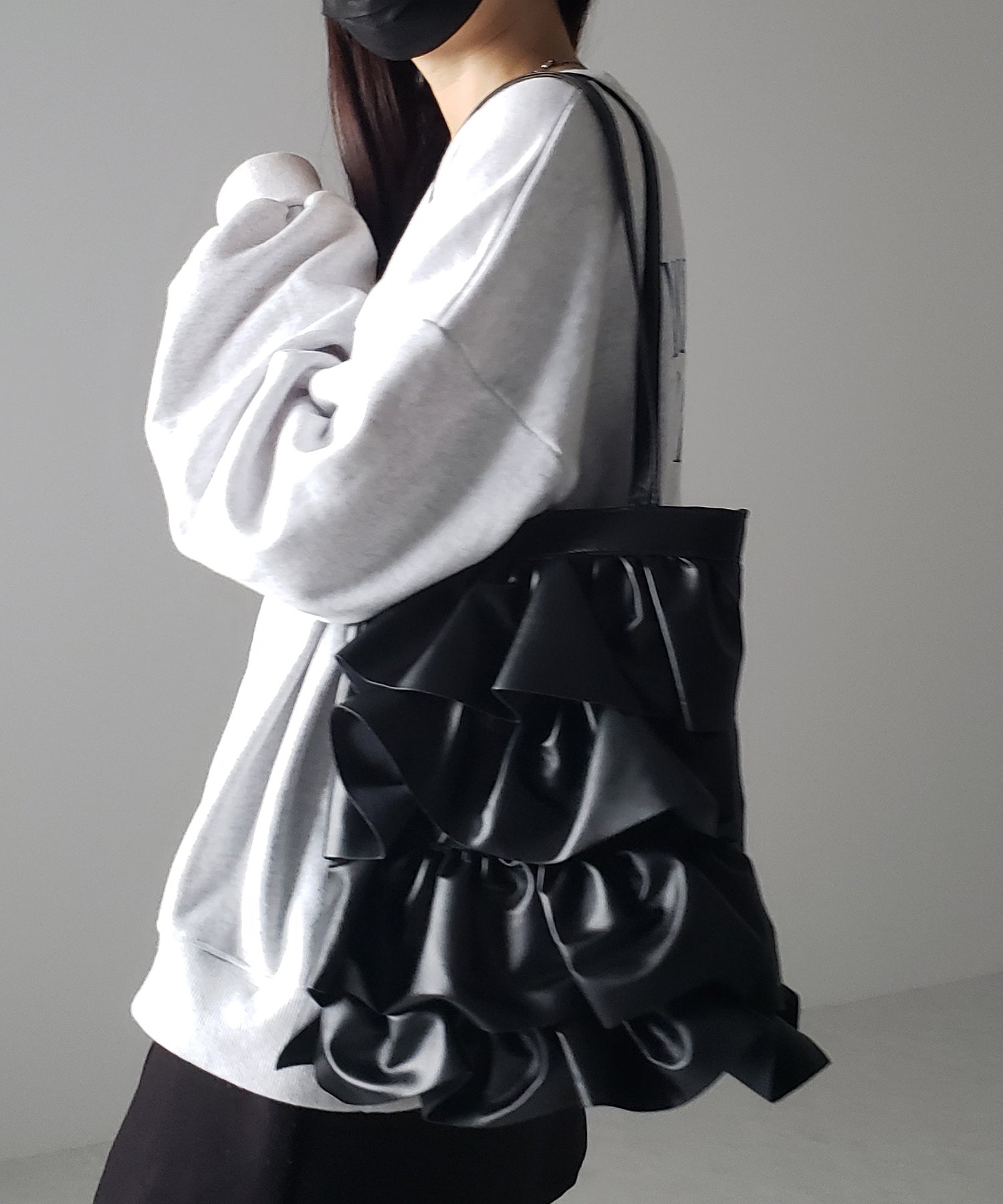 【 2color 】フリルフェイクレザーショルダーバッグ
