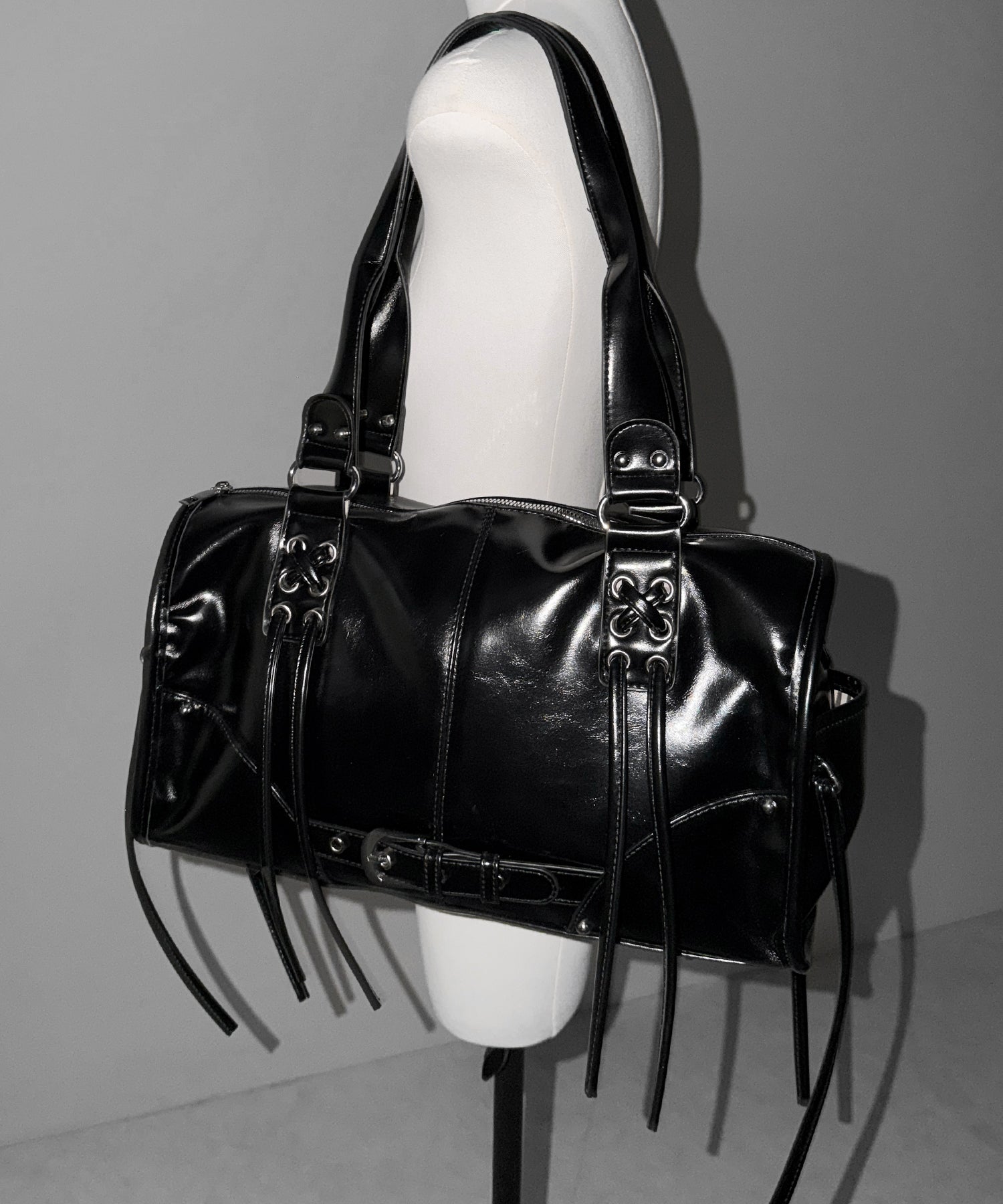 【 ショルダーストラップ付き2WAY 】レースアップベルテッドフリンジボストンショルダーバッグ/lace up belted fringe boston shoulder bag