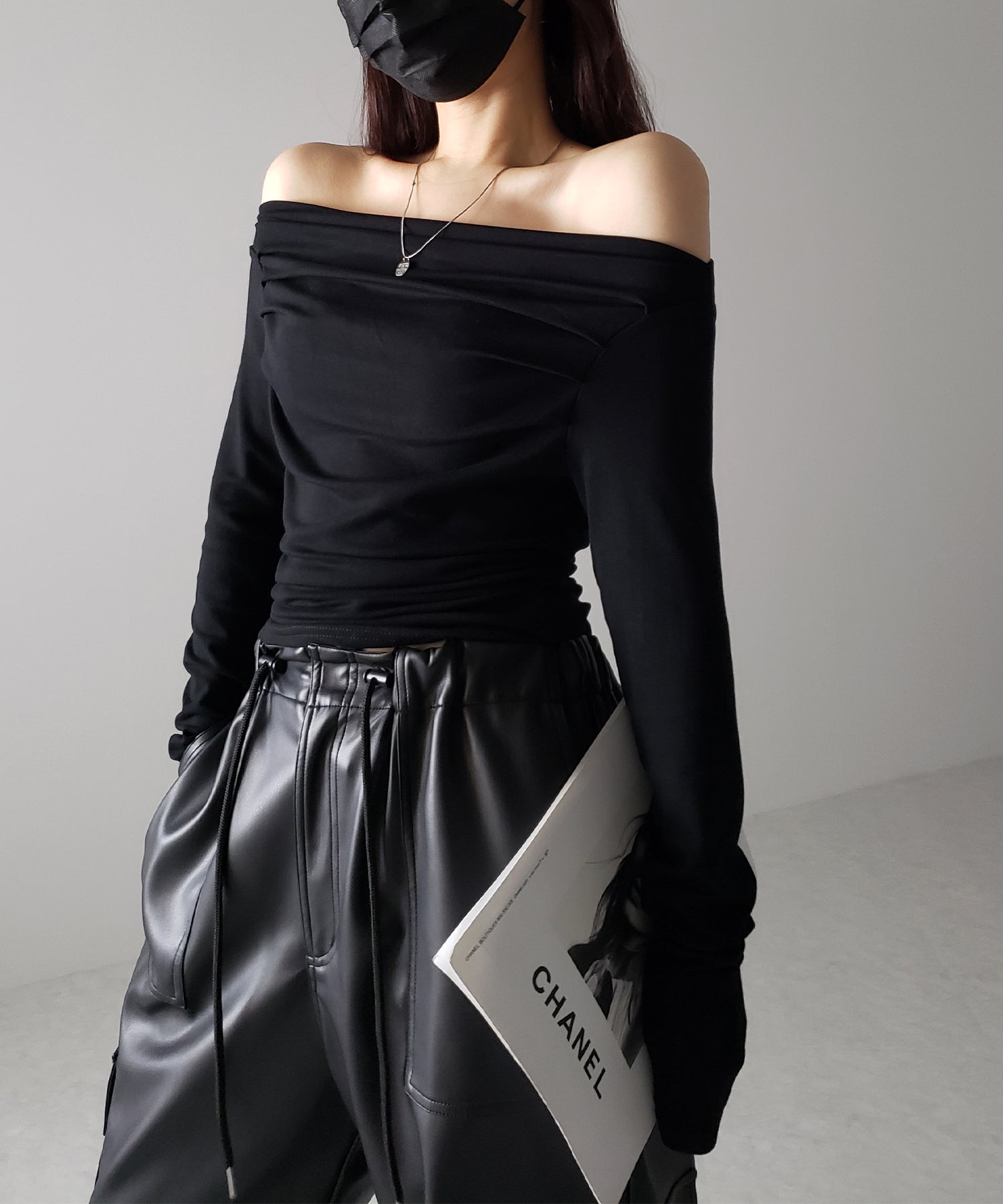 タックデザインドレープオフショルダートップス