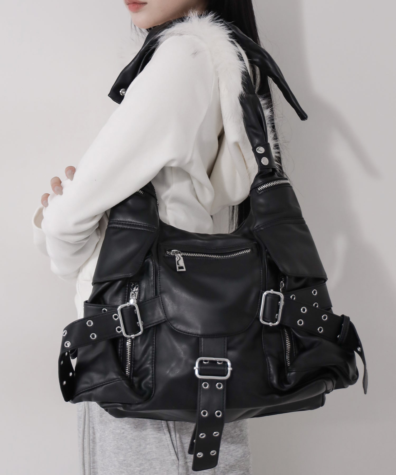 【 多ポケットで収納力抜群 】3連ベルテッド多ポケットフェイクレザーショルダーバッグ / Three belted multi pocket fake leather shoulder bag