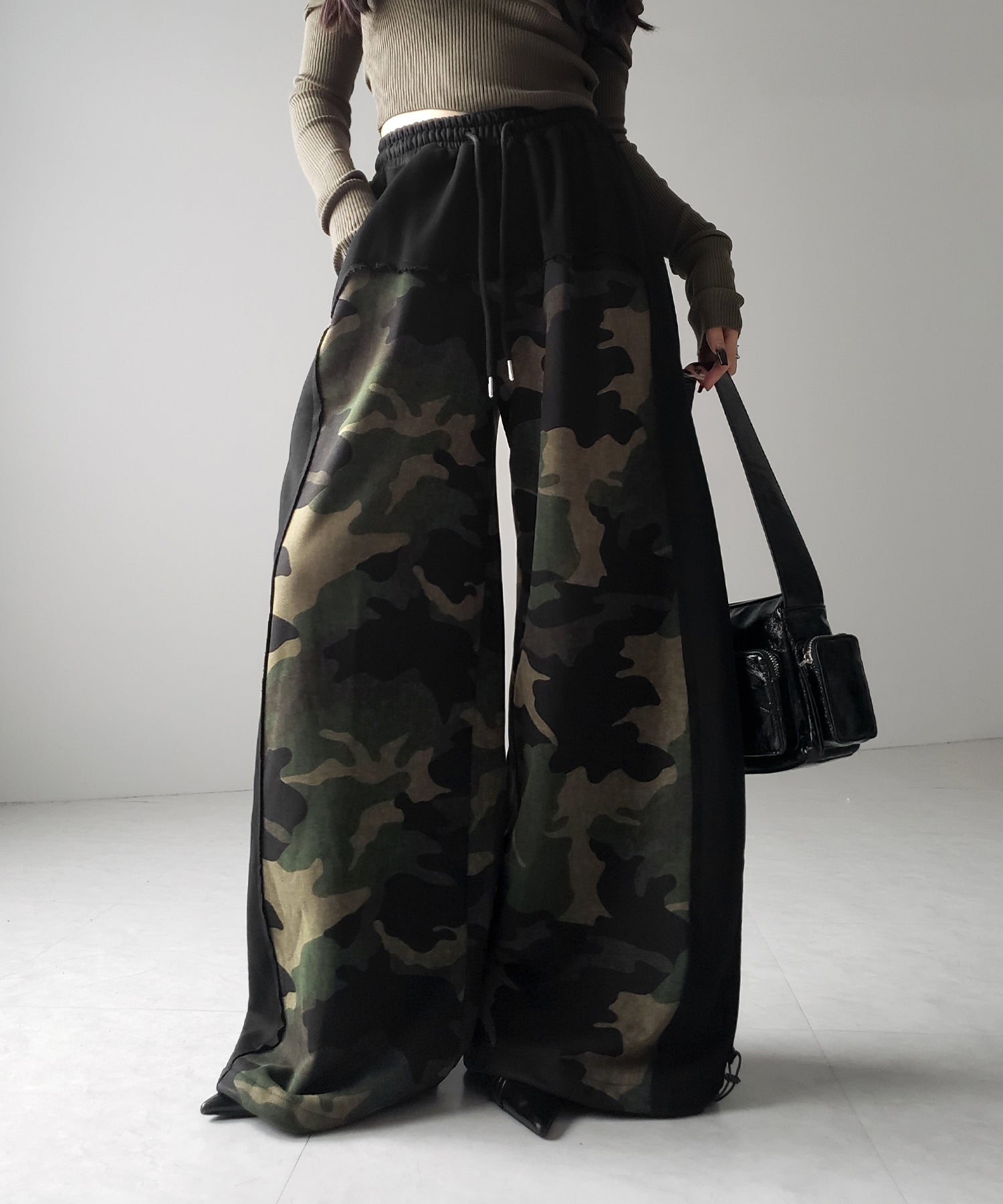 【 裾絞り可能2WAY 】カモフラドッキングミリタリーワイドスウェットパンツ / camouflage docking military wide sweat pants
