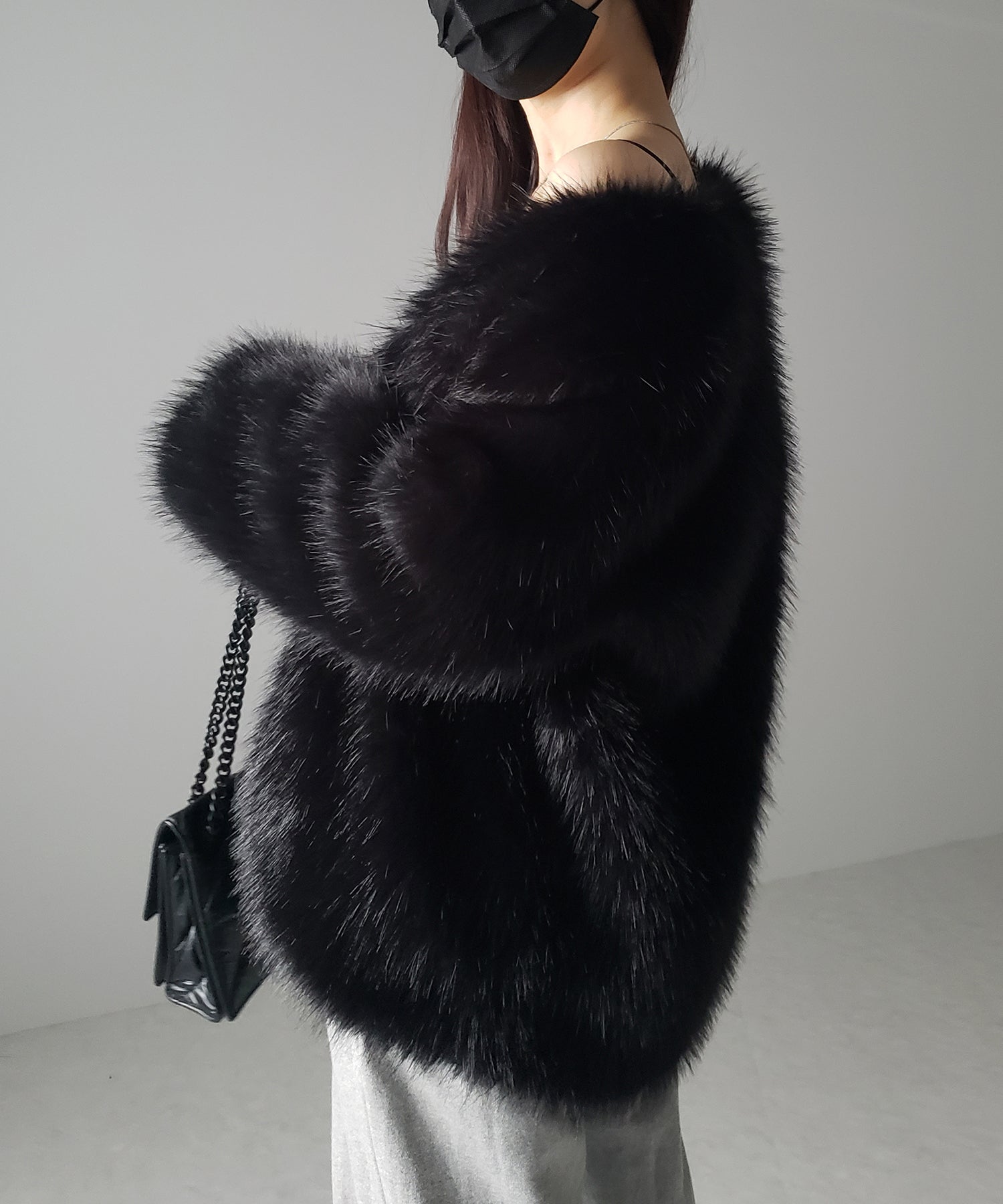 ノーカラーボリュームフェイクファーコート