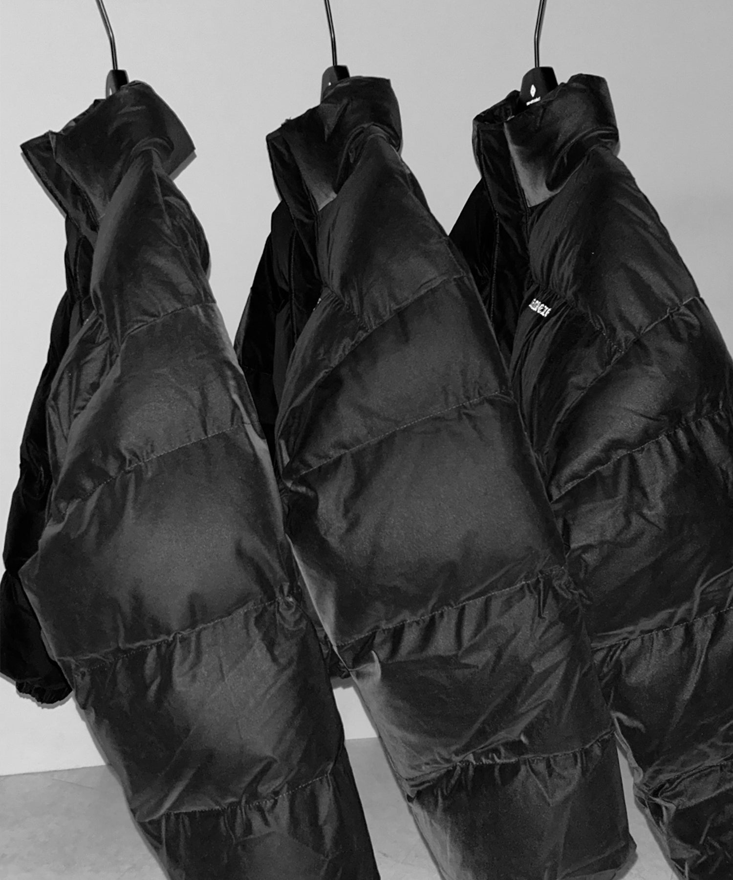 【 大好評につきロゴ無しバージョン追加! 】グランジロゴ刺繍ショートパフダウンジャケット / grunge logo embroidery short puff down jacket