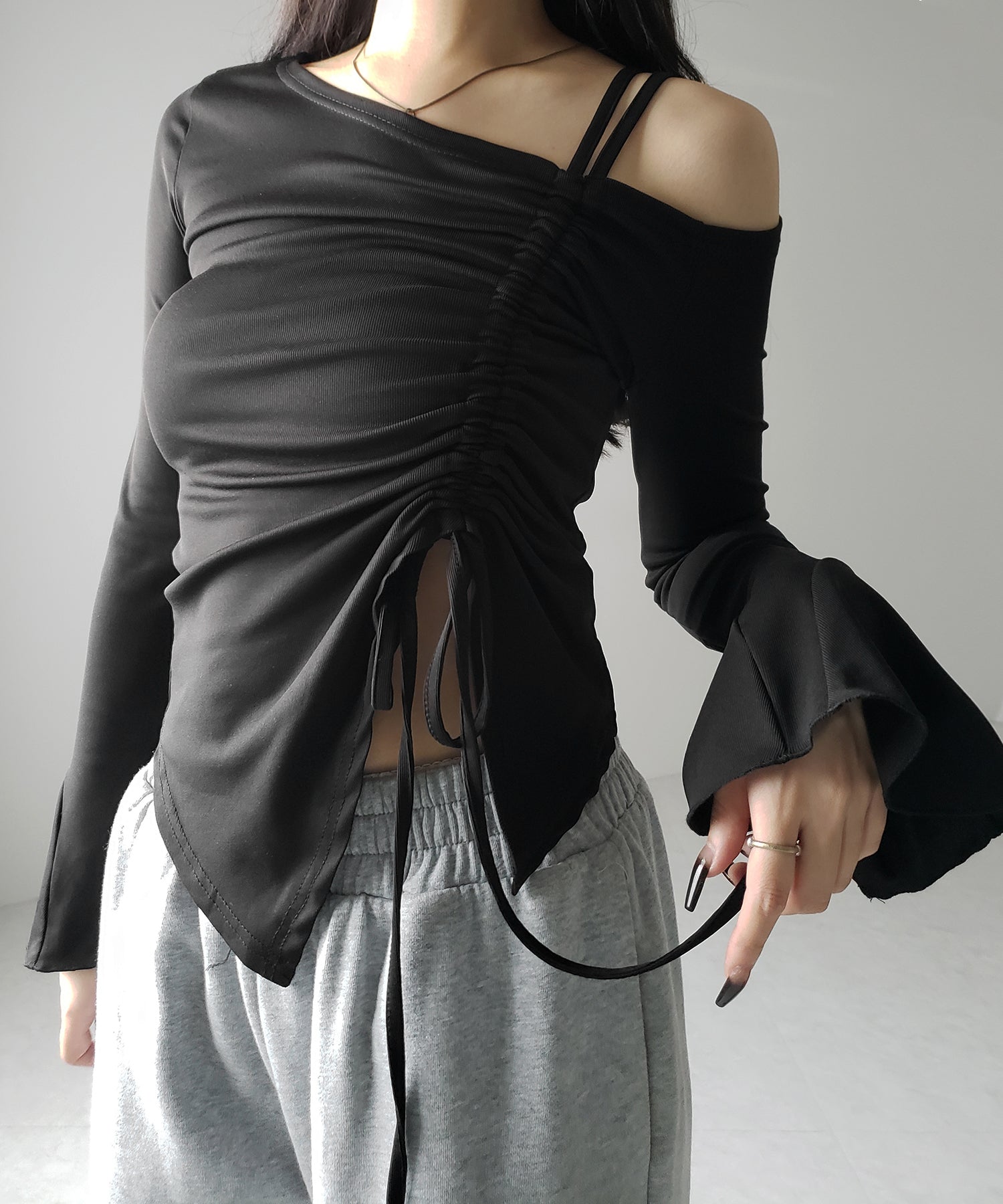 シャーリングリボンスリットワンショルダートップス / shirring ribbon slit one shoulder tops