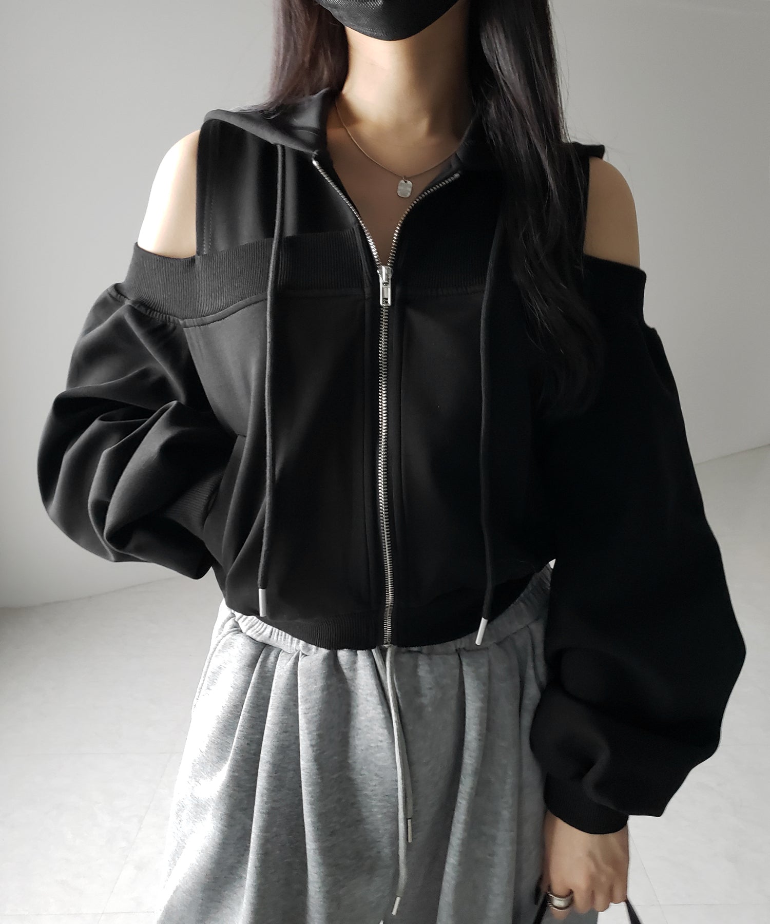 オープンショルダーカットアウトジップアップパーカー / open shoulder cut out zip up hoodie