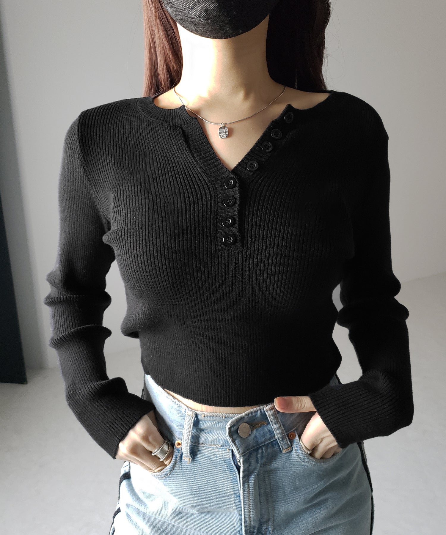 キーネックボタンデザインクロップドリブニット