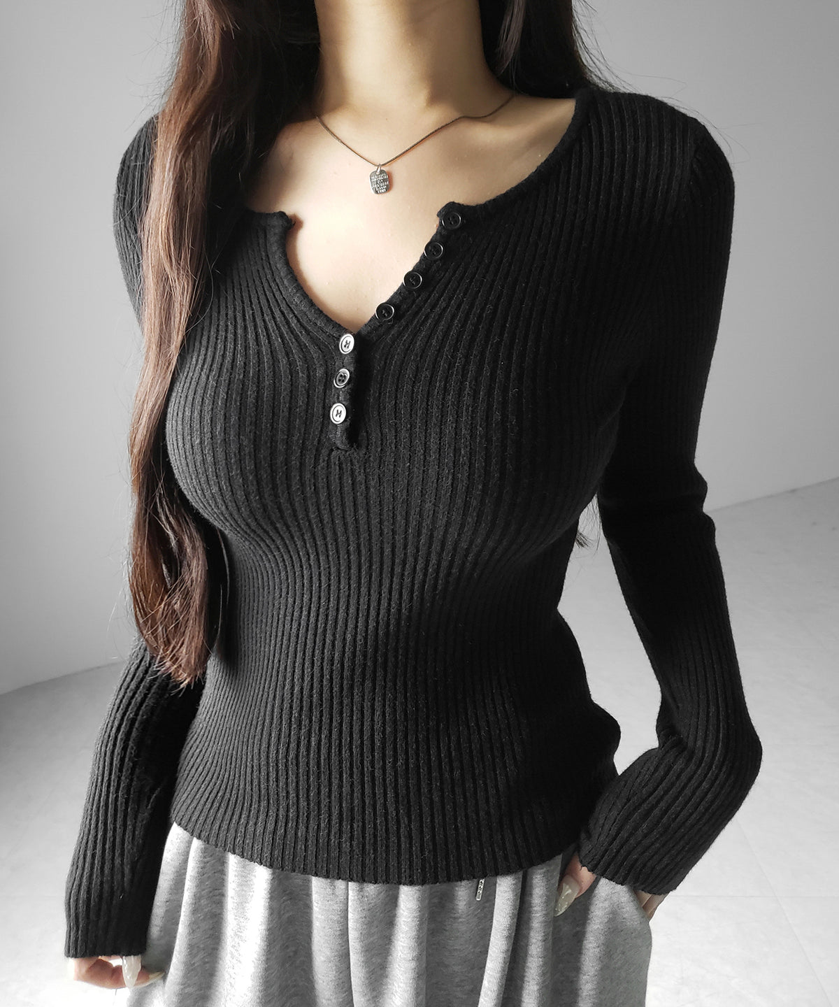 フロントボタンヘンリーネックスリムリブニット / Front button henley neck slim rib knit