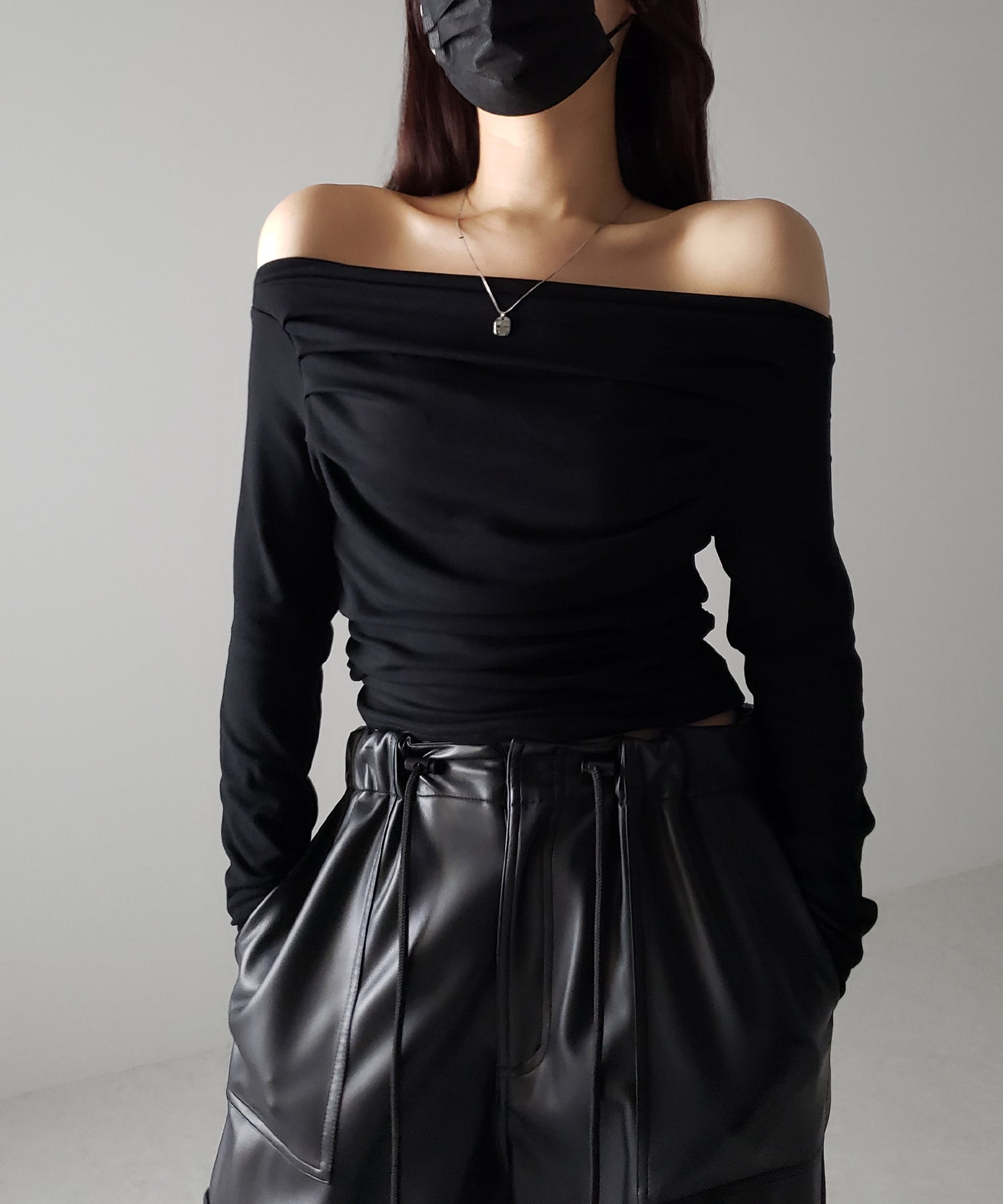 タックデザインドレープオフショルダートップス