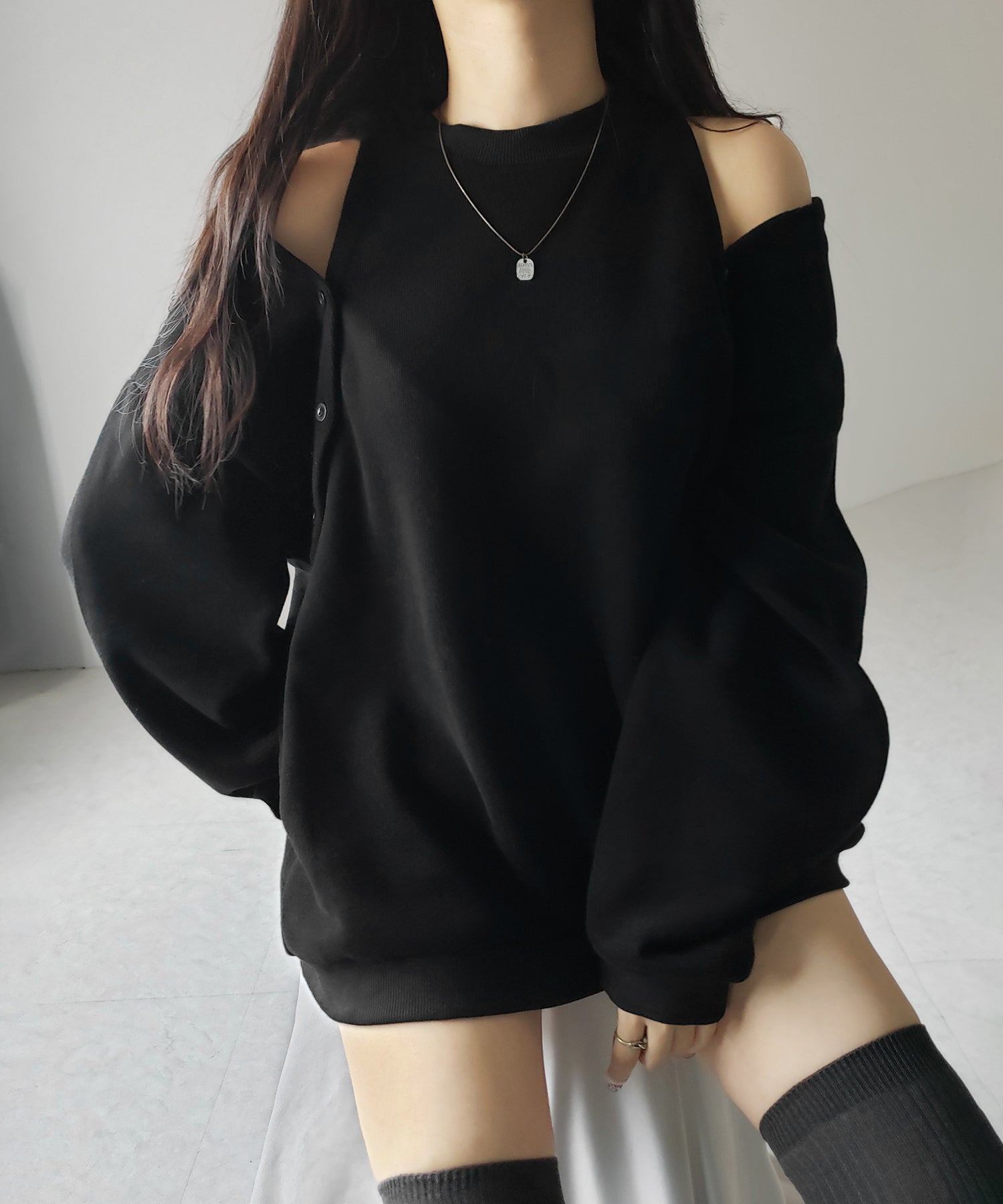 オープンショルダーカットアウトオーバースウェット / open shoulder cutout over sweat