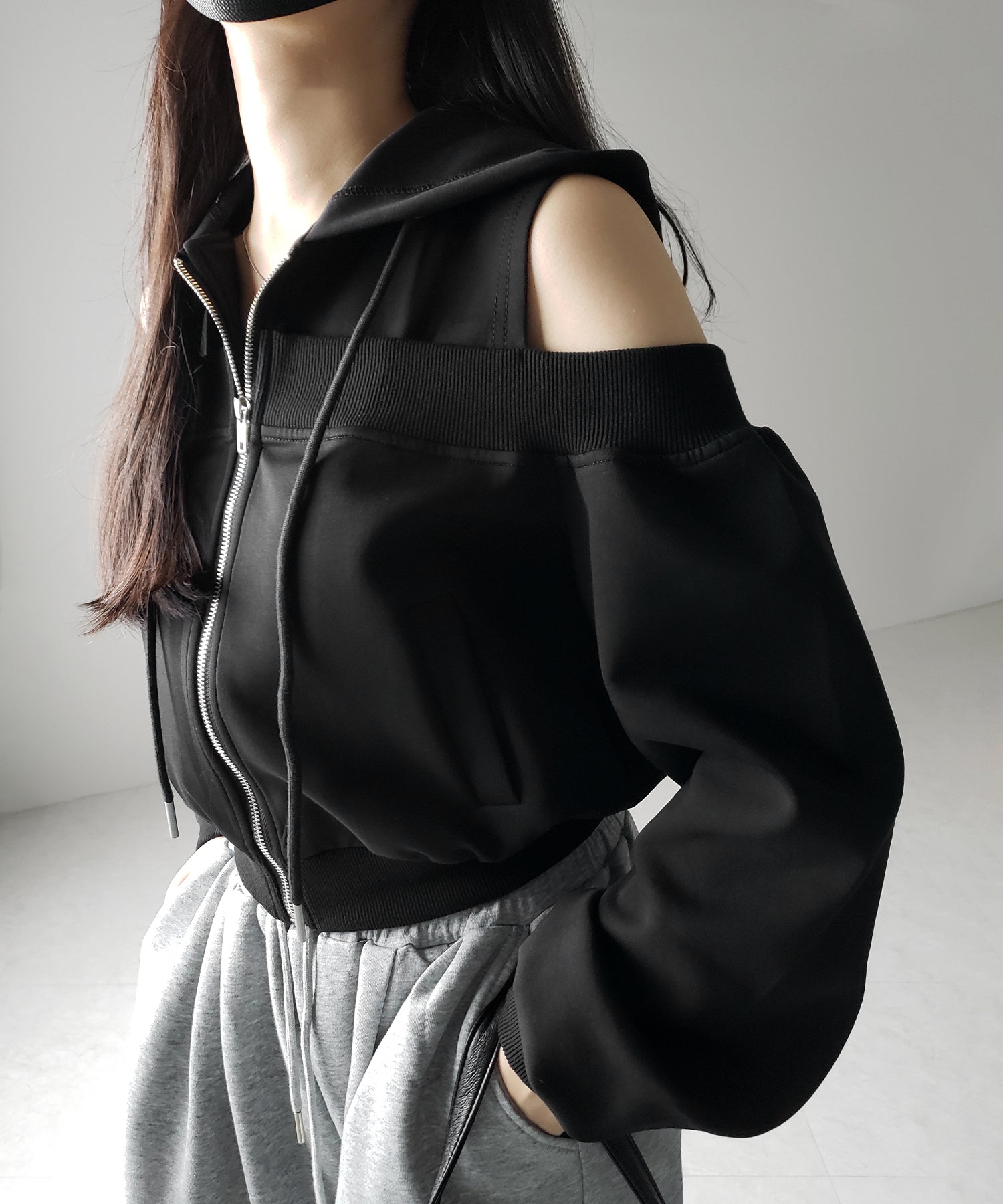 オープンショルダーカットアウトジップアップパーカー / open shoulder cut out zip up hoodie
