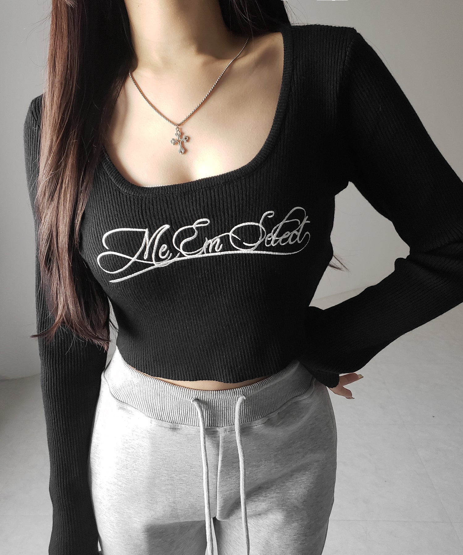 レタリングロゴ刺繍スクエアネックショートリブニットトップス / lettering logo embroidery square neck short rib knit tops