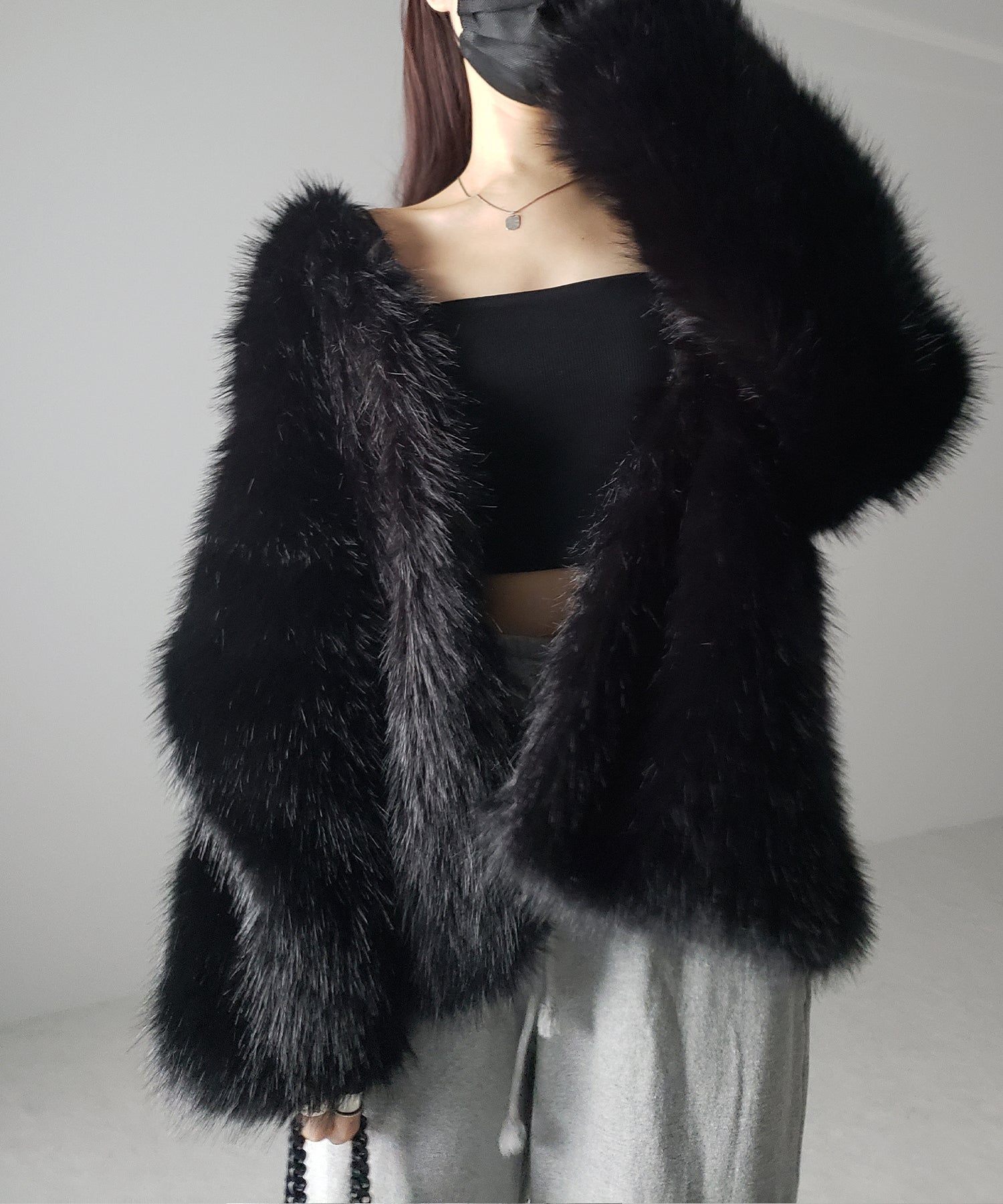 ノーカラーボリュームフェイクファーコート