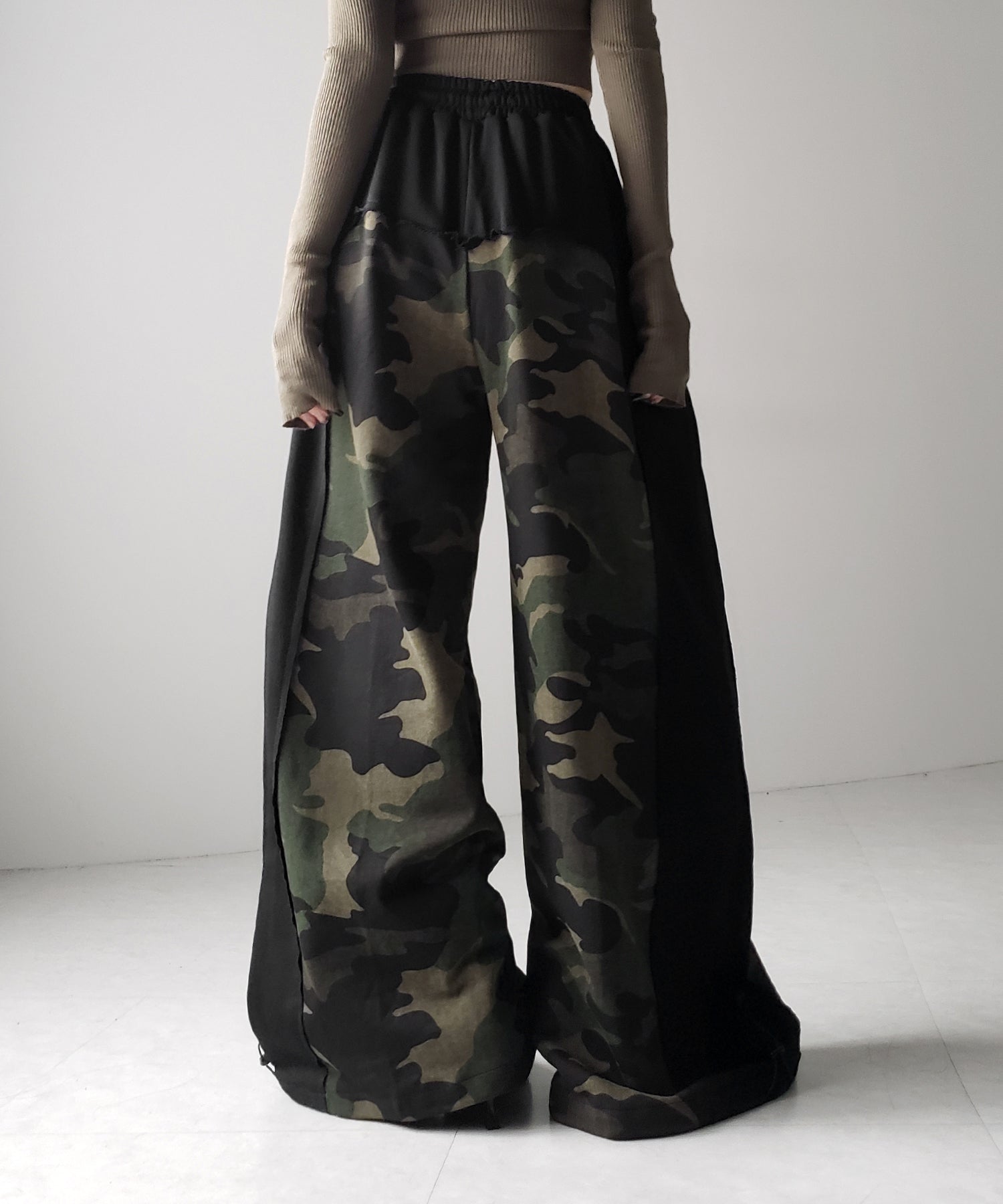 【 裾絞り可能2WAY 】カモフラドッキングミリタリーワイドスウェットパンツ / camouflage docking military wide sweat pants