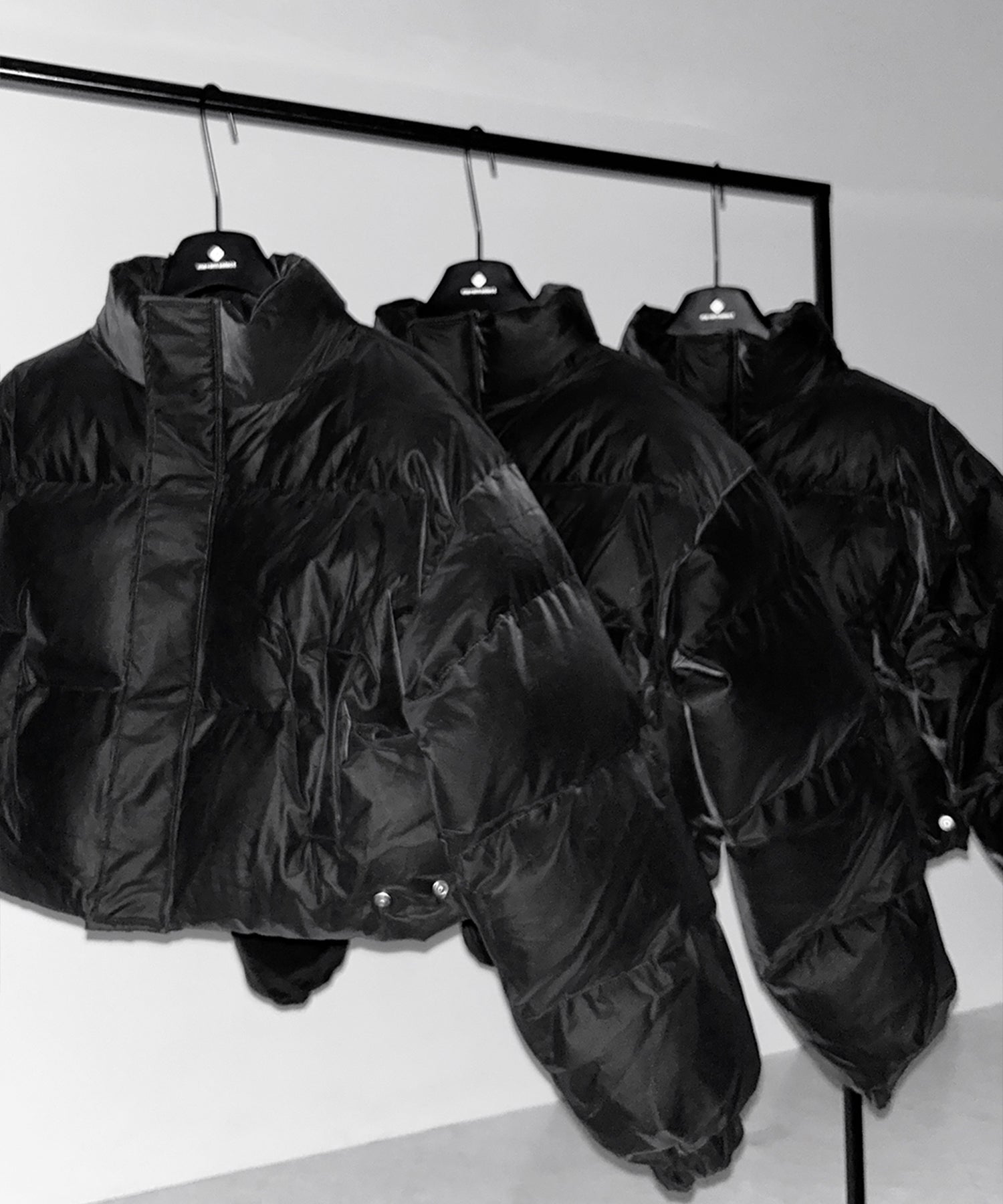 【 大好評につきロゴ無しバージョン追加! 】グランジロゴ刺繍ショートパフダウンジャケット / grunge logo embroidery short puff down jacket