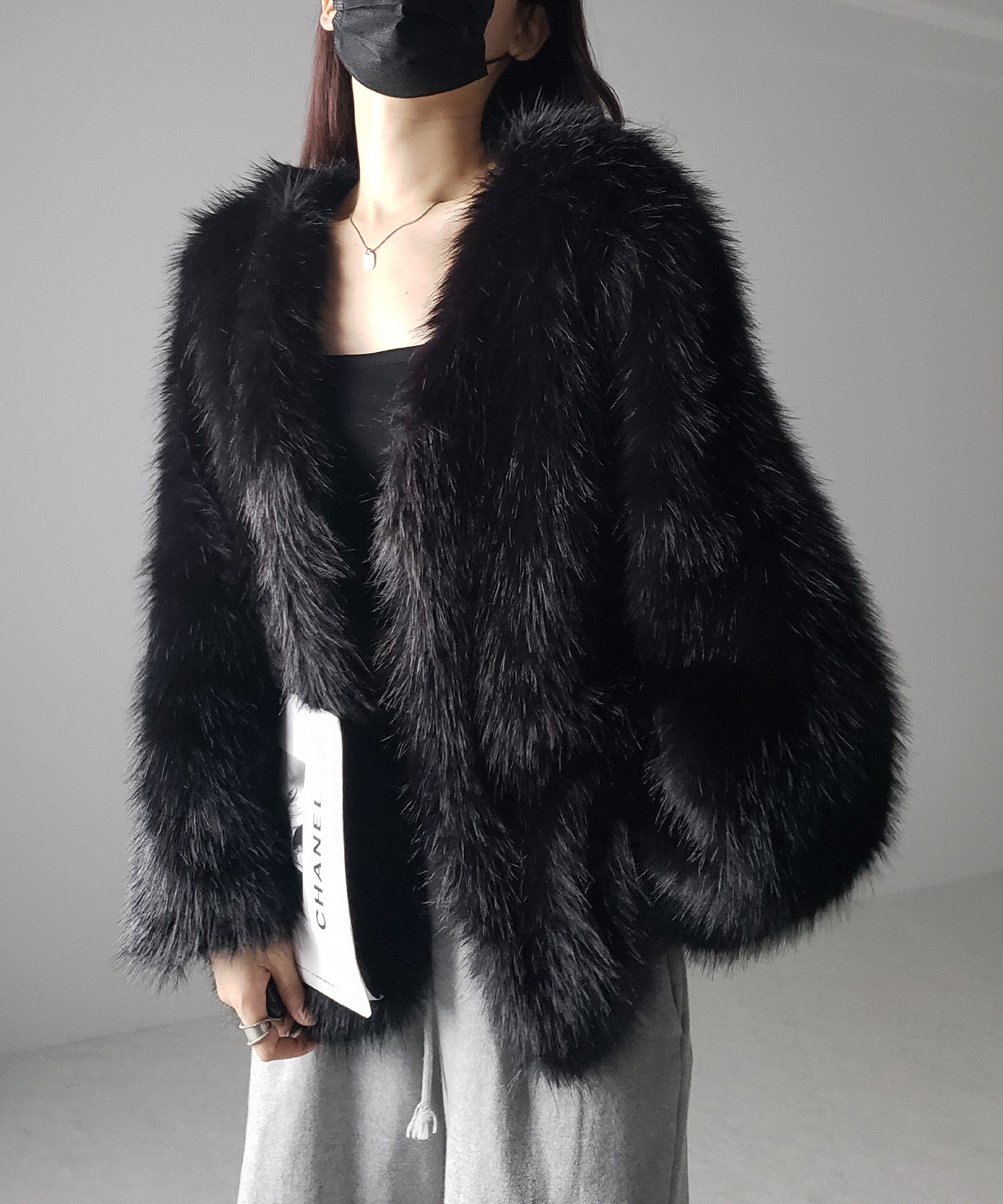ノーカラーボリュームフェイクファーコート