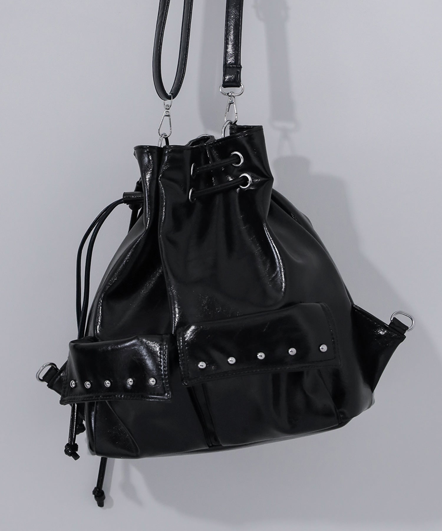【 2WAY 】フェイクレザースタッズポケット巾着ショルダーバッグ / ( 2WAY ) fake leather studs pocket drawstring shoulder bag