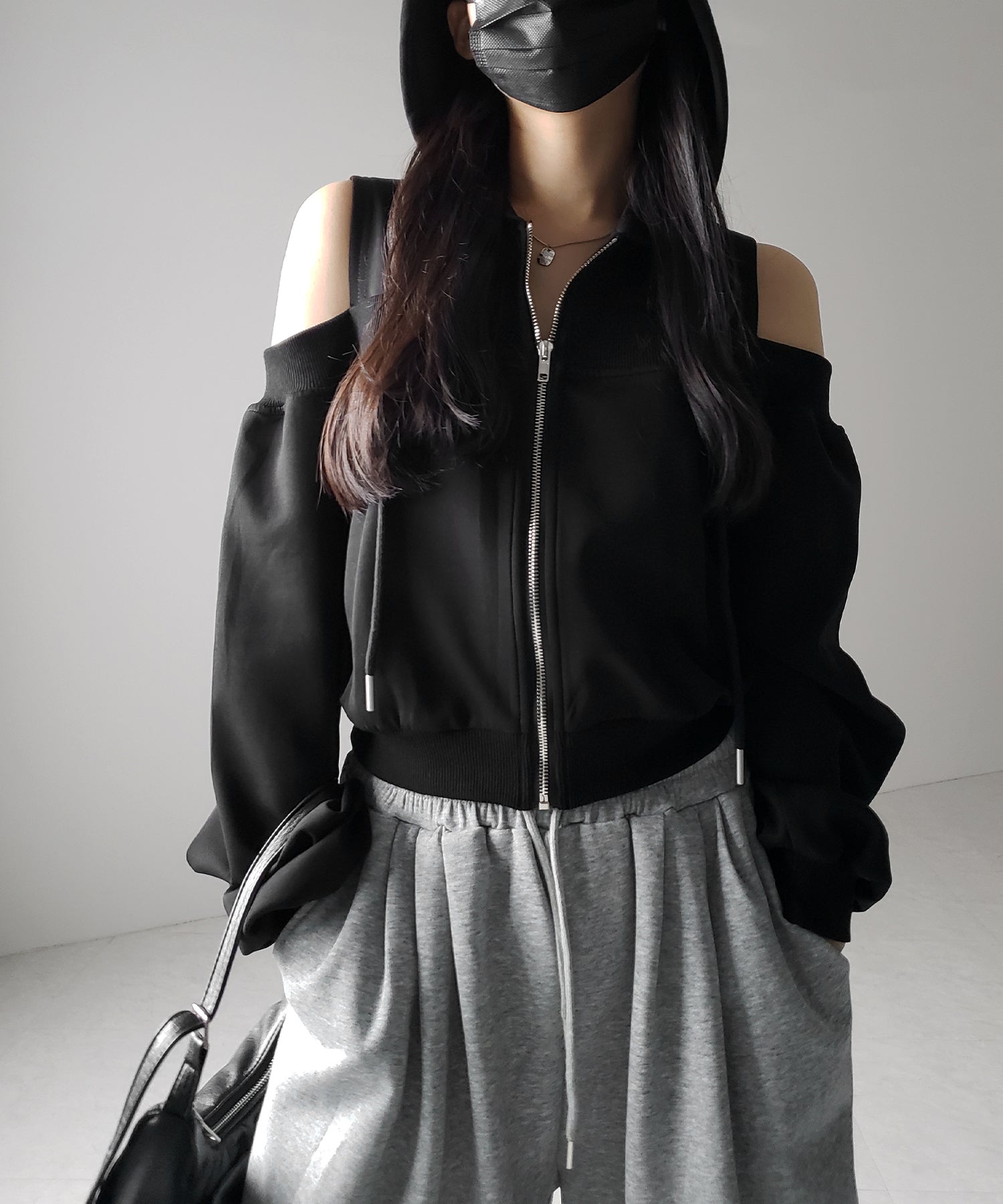 オープンショルダーカットアウトジップアップパーカー / open shoulder cut out zip up hoodie