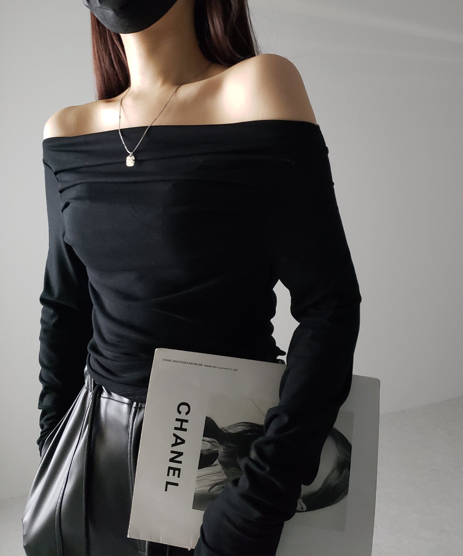 タックデザインドレープオフショルダートップス