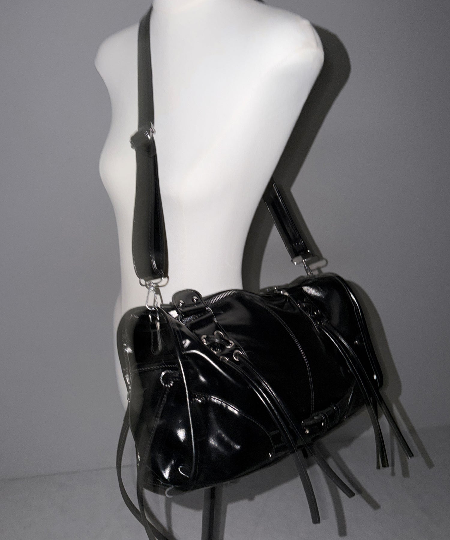 【 ショルダーストラップ付き2WAY 】レースアップベルテッドフリンジボストンショルダーバッグ/lace up belted fringe boston shoulder bag