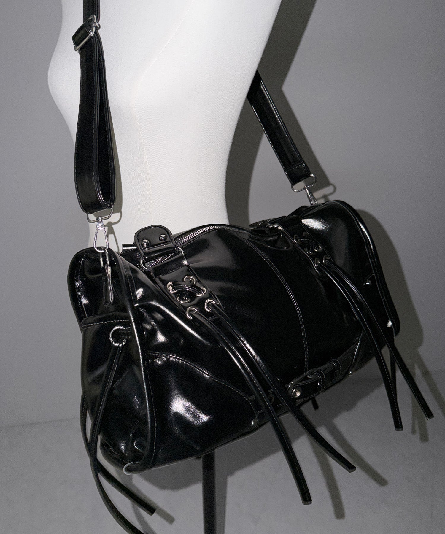 【 ショルダーストラップ付き2WAY 】レースアップベルテッドフリンジボストンショルダーバッグ/lace up belted fringe boston shoulder bag