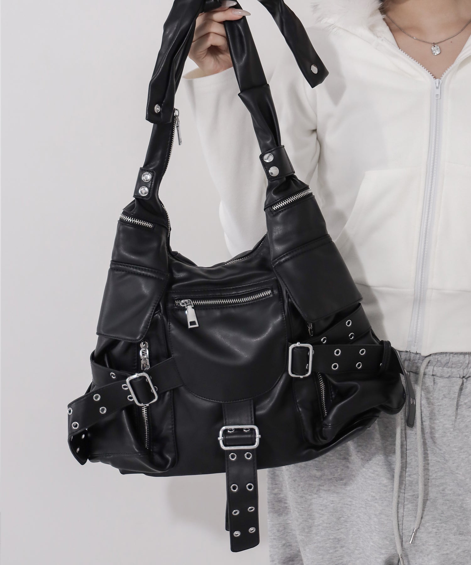 【 多ポケットで収納力抜群 】3連ベルテッド多ポケットフェイクレザーショルダーバッグ / Three belted multi pocket fake leather shoulder bag