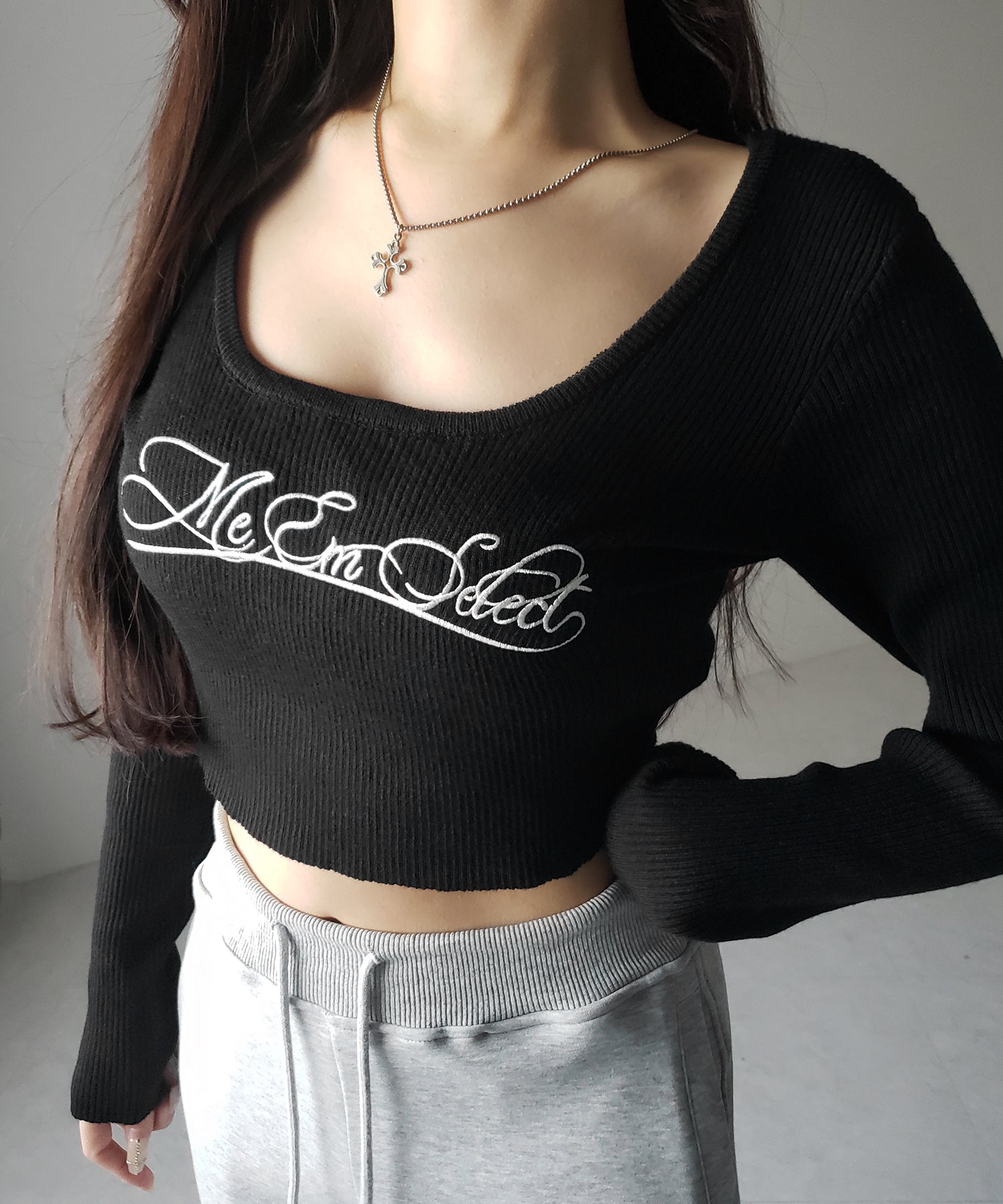 レタリングロゴ刺繍スクエアネックショートリブニットトップス / lettering logo embroidery square neck short rib knit tops