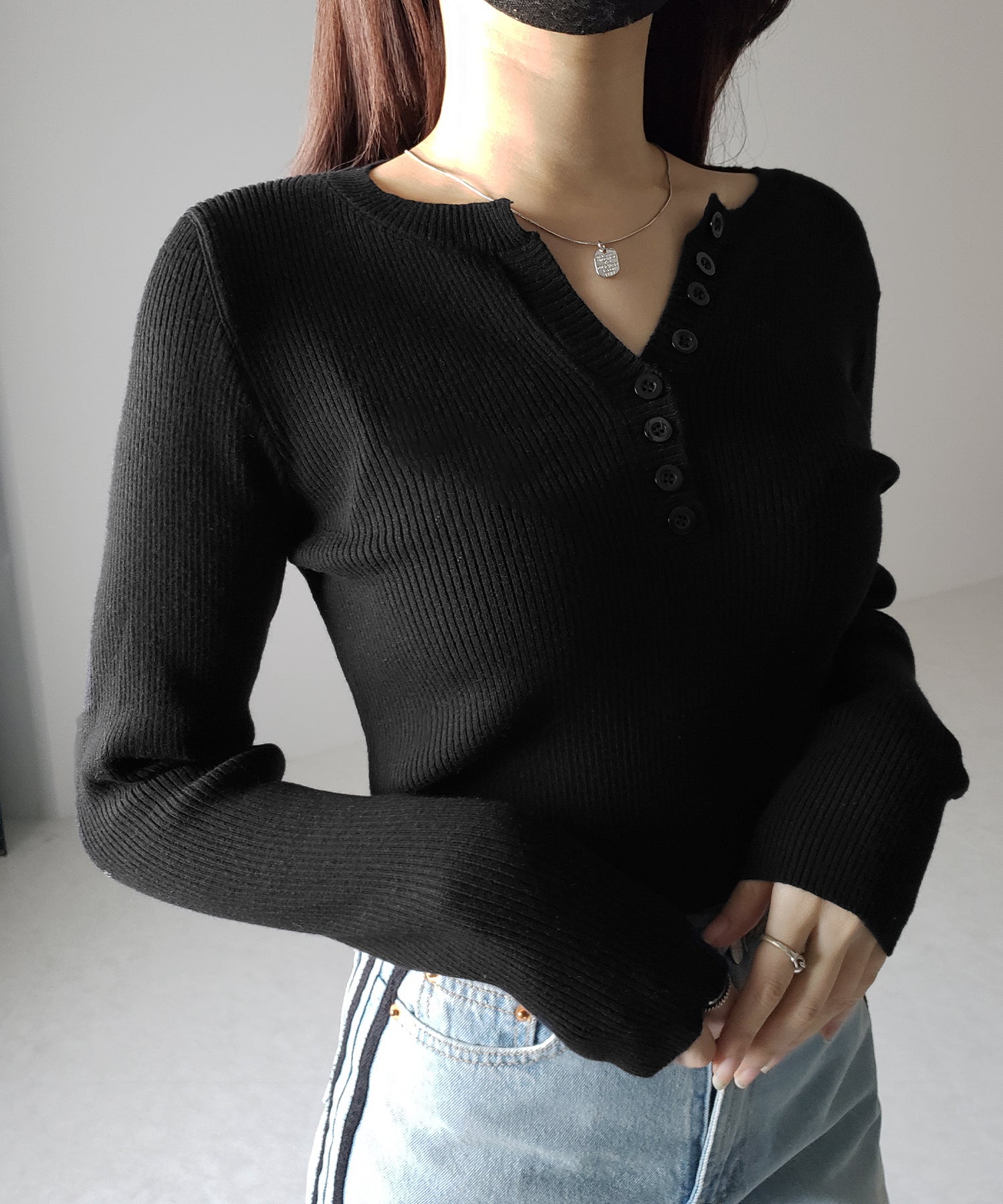 キーネックボタンデザインクロップドリブニット