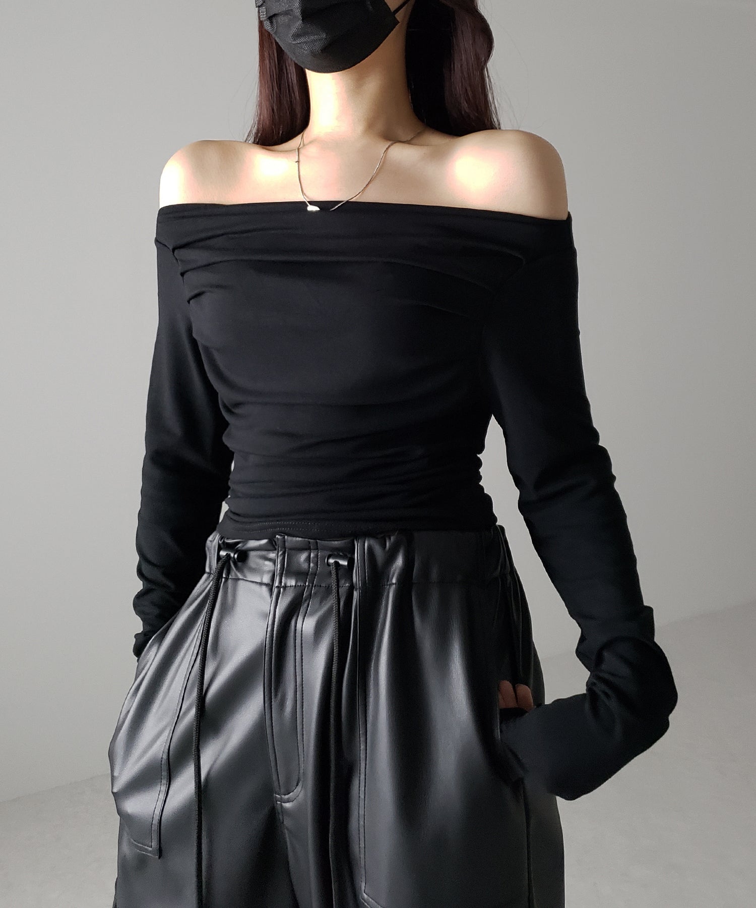 タックデザインドレープオフショルダートップス