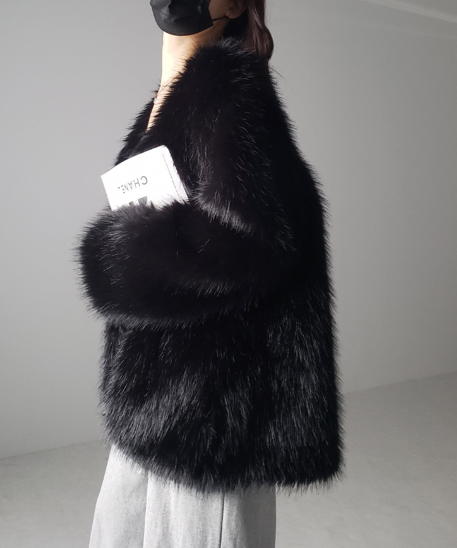 ノーカラーボリュームフェイクファーコート