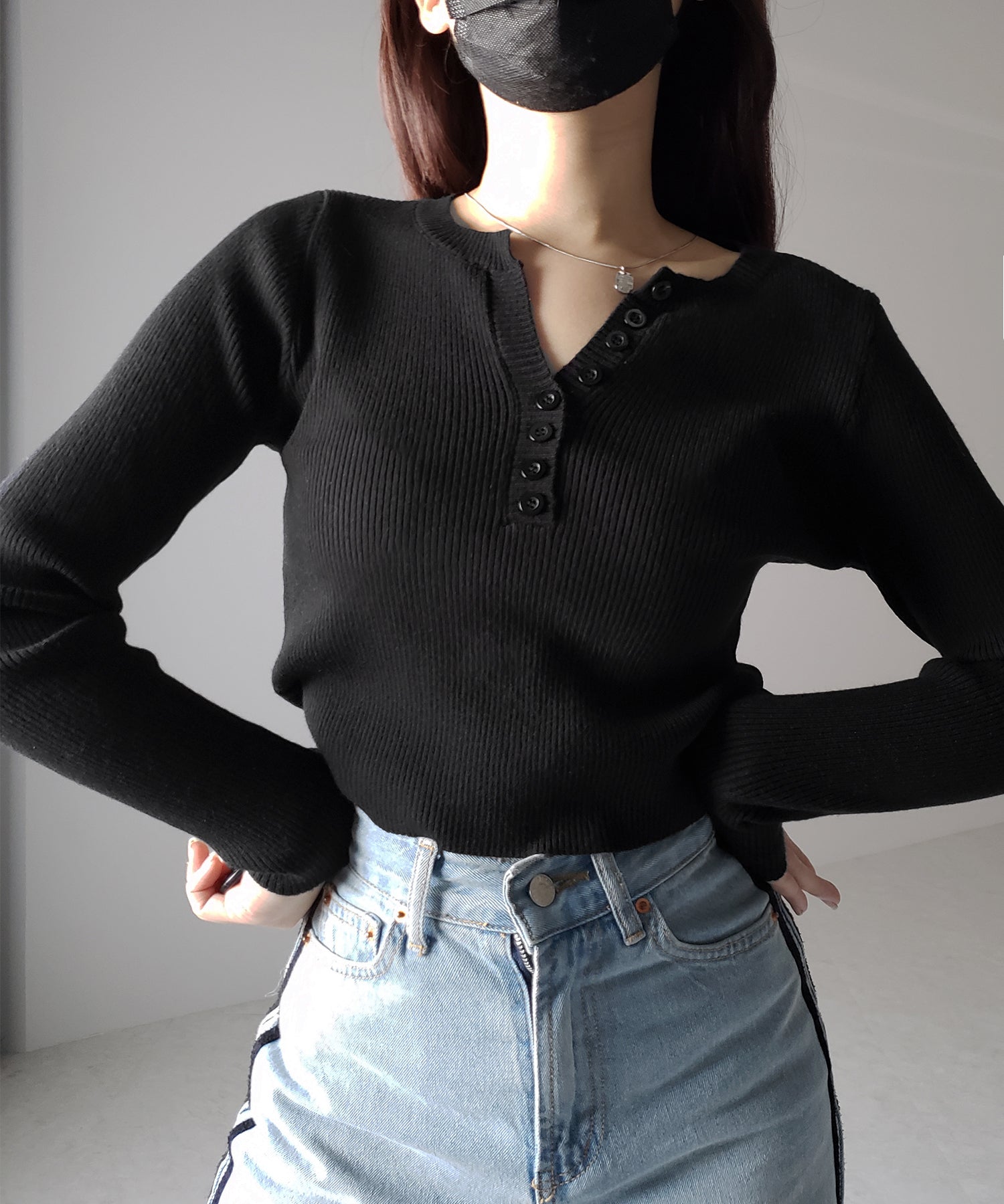 キーネックボタンデザインクロップドリブニット