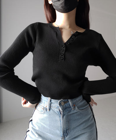 キーネックボタンデザインクロップドリブニット